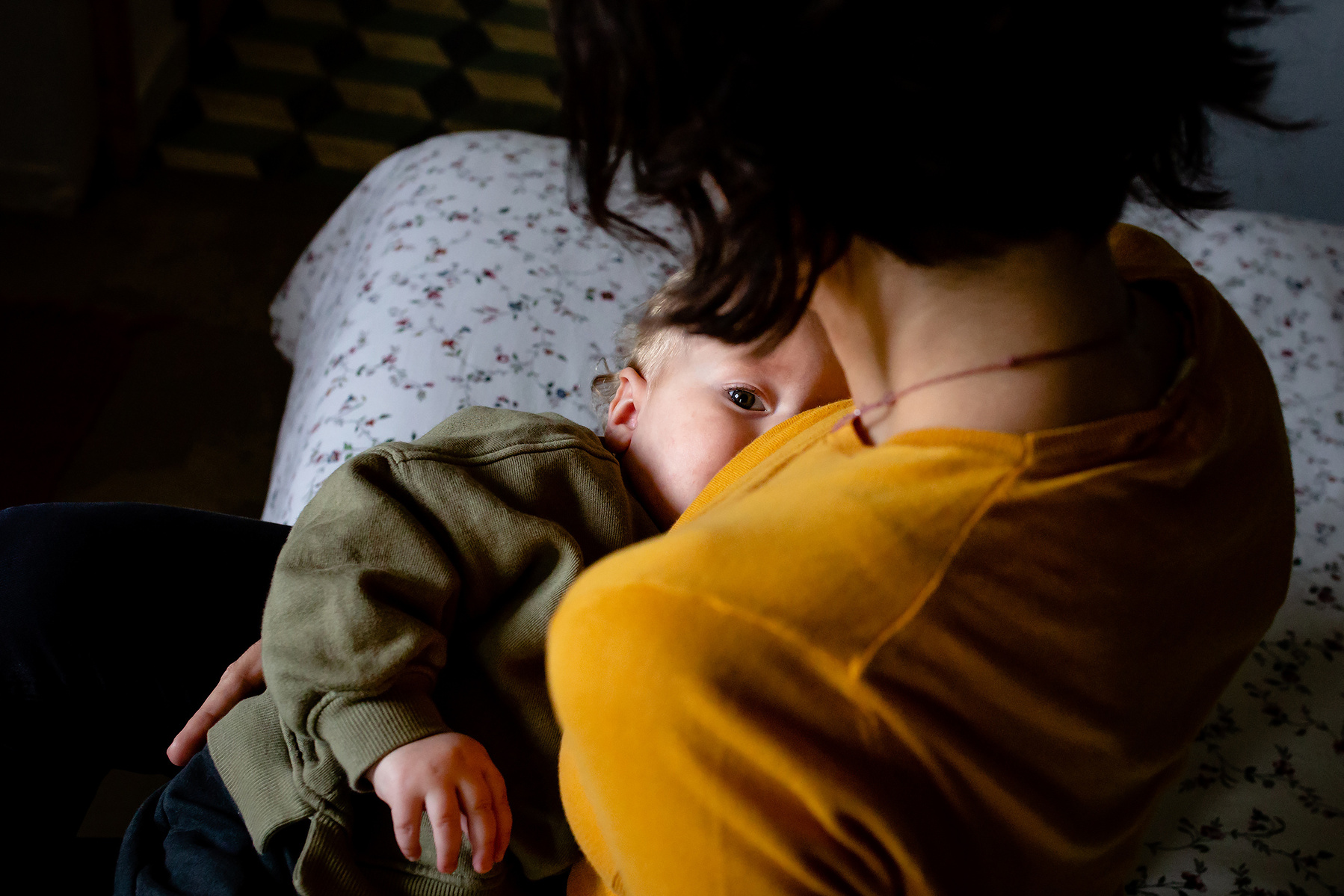 mamá dando pecho a su bebe,  fotografia de familia Manuela Franjou