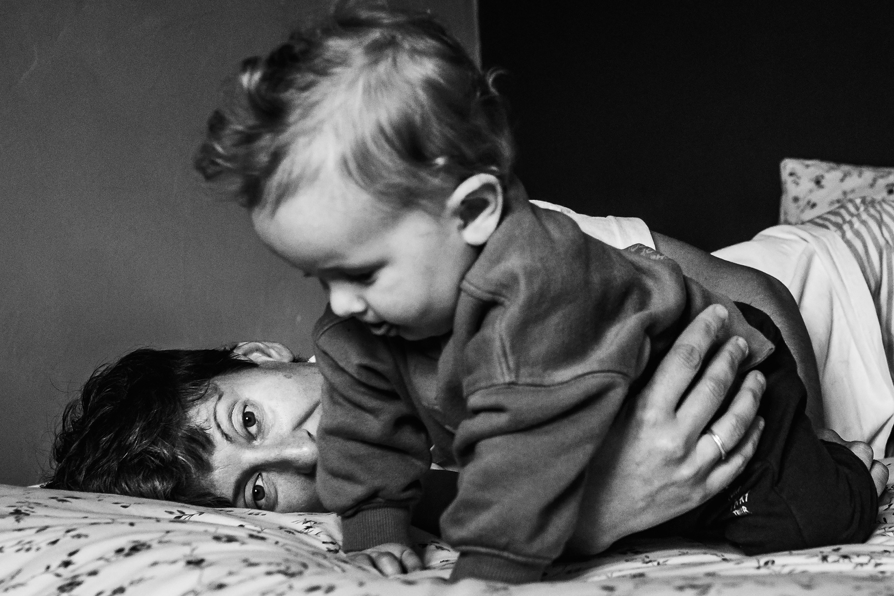 mamá cuidando de su bebé en la cama,  fotografia de familia Manuela Franjou