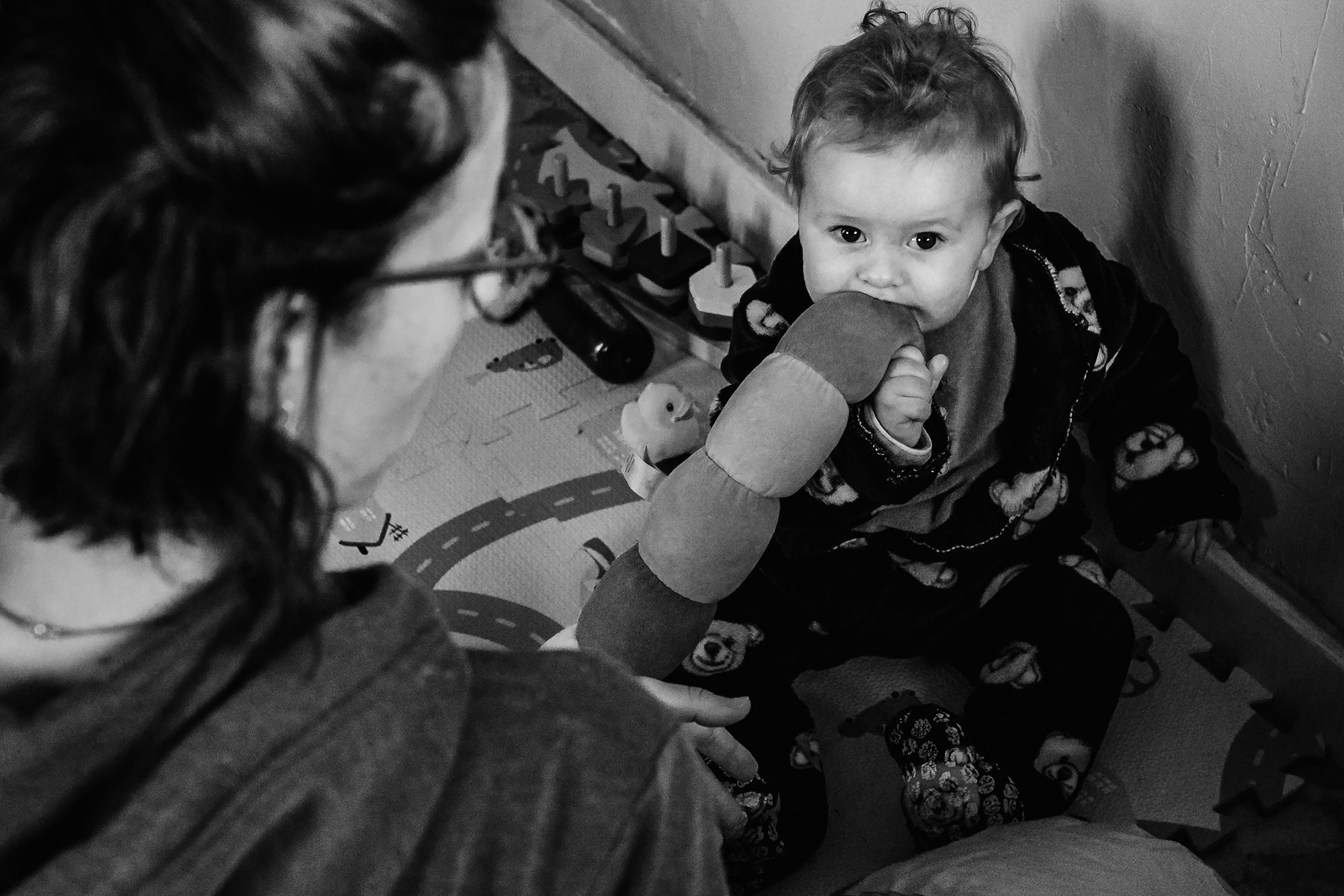 bebé rodeado de sus juguetes bajo la mirada de su mama,  fotografia de familia Manuela Franjou
