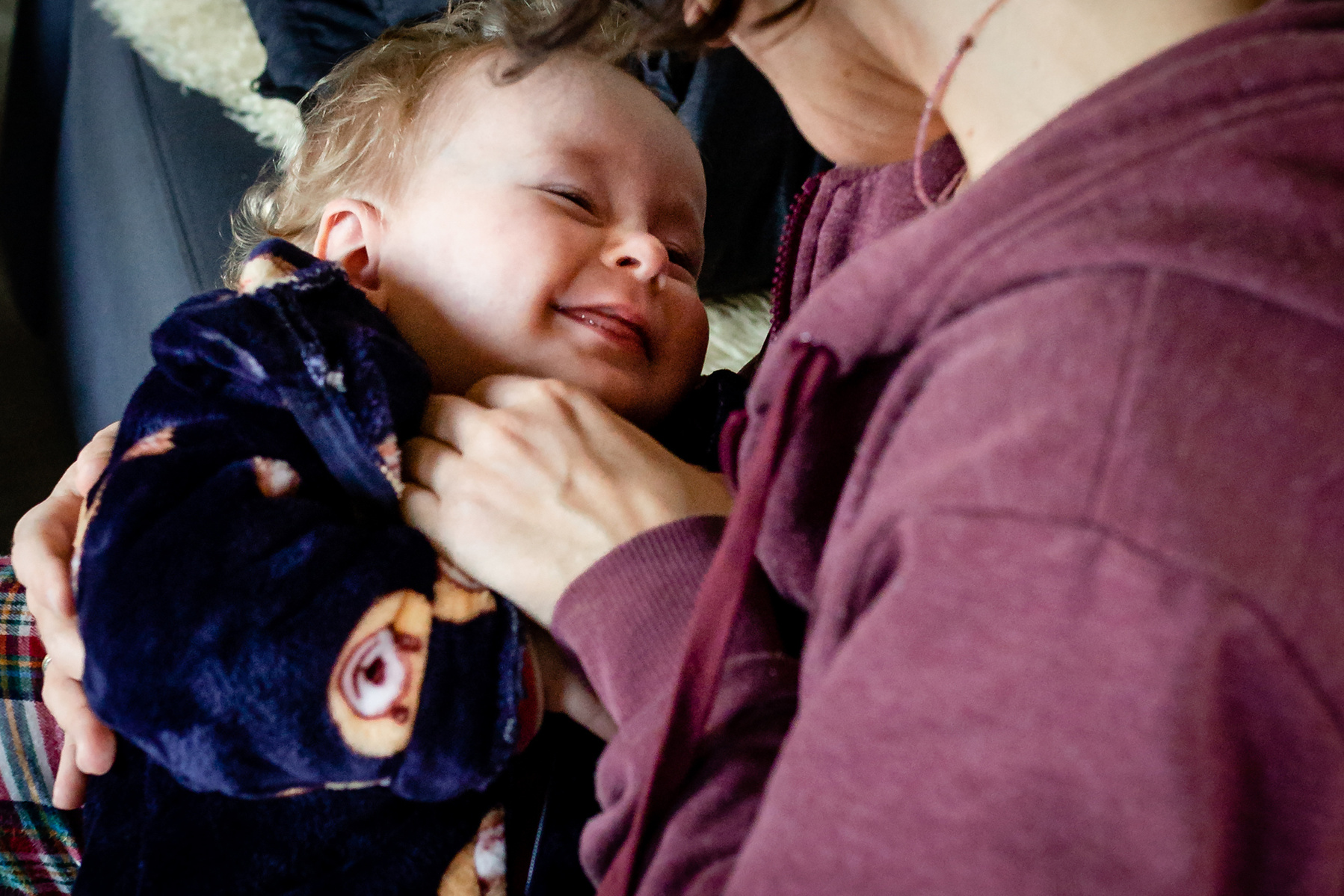 mamá haciendo reír  a su bebé  ,  fotografia de familia Manuela Franjou