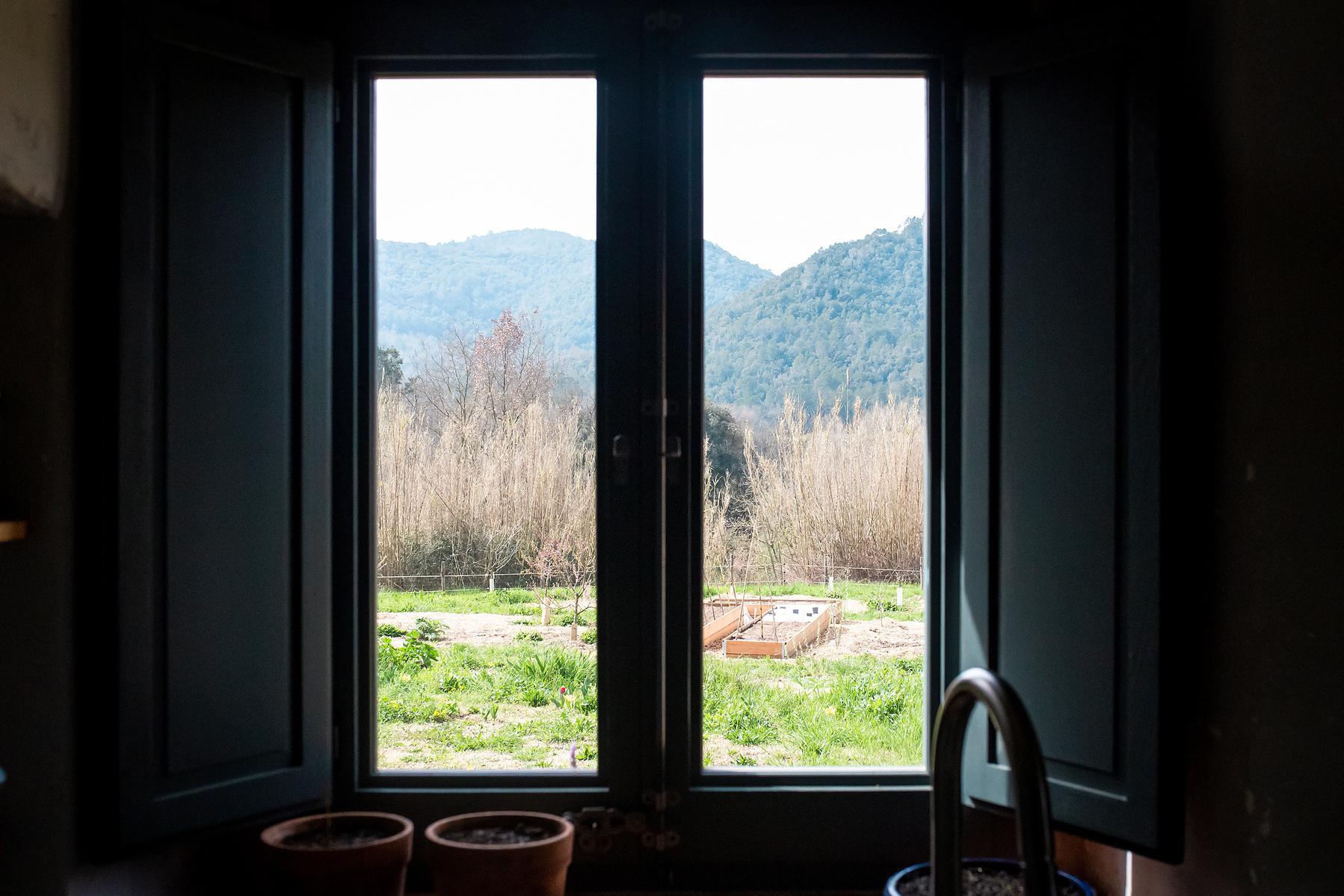 vista al exterior desde la ventana de la cocina, fotografia de maternidad Manuela Franjou 