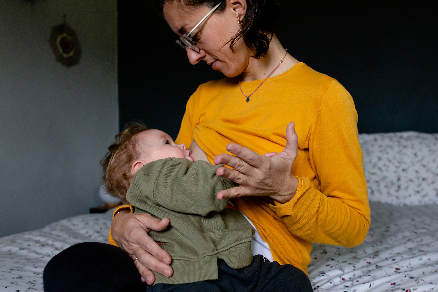 mamá dando pecho a su bebe,  fotografia de lactancia Manuela Franjou