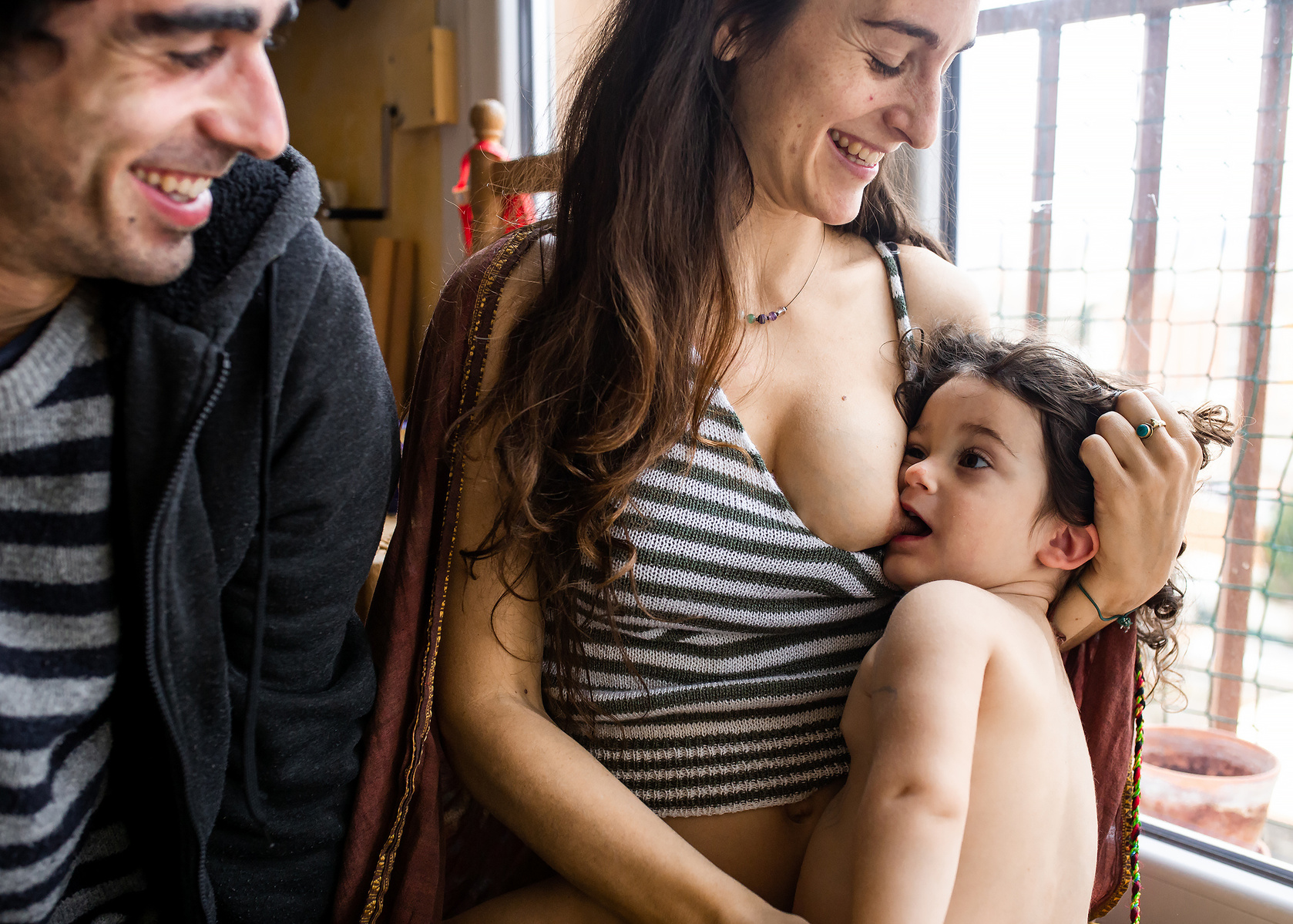 retrato de familia , girona ciudad, manuela franjou fotografía de lactancia  y embarazo.