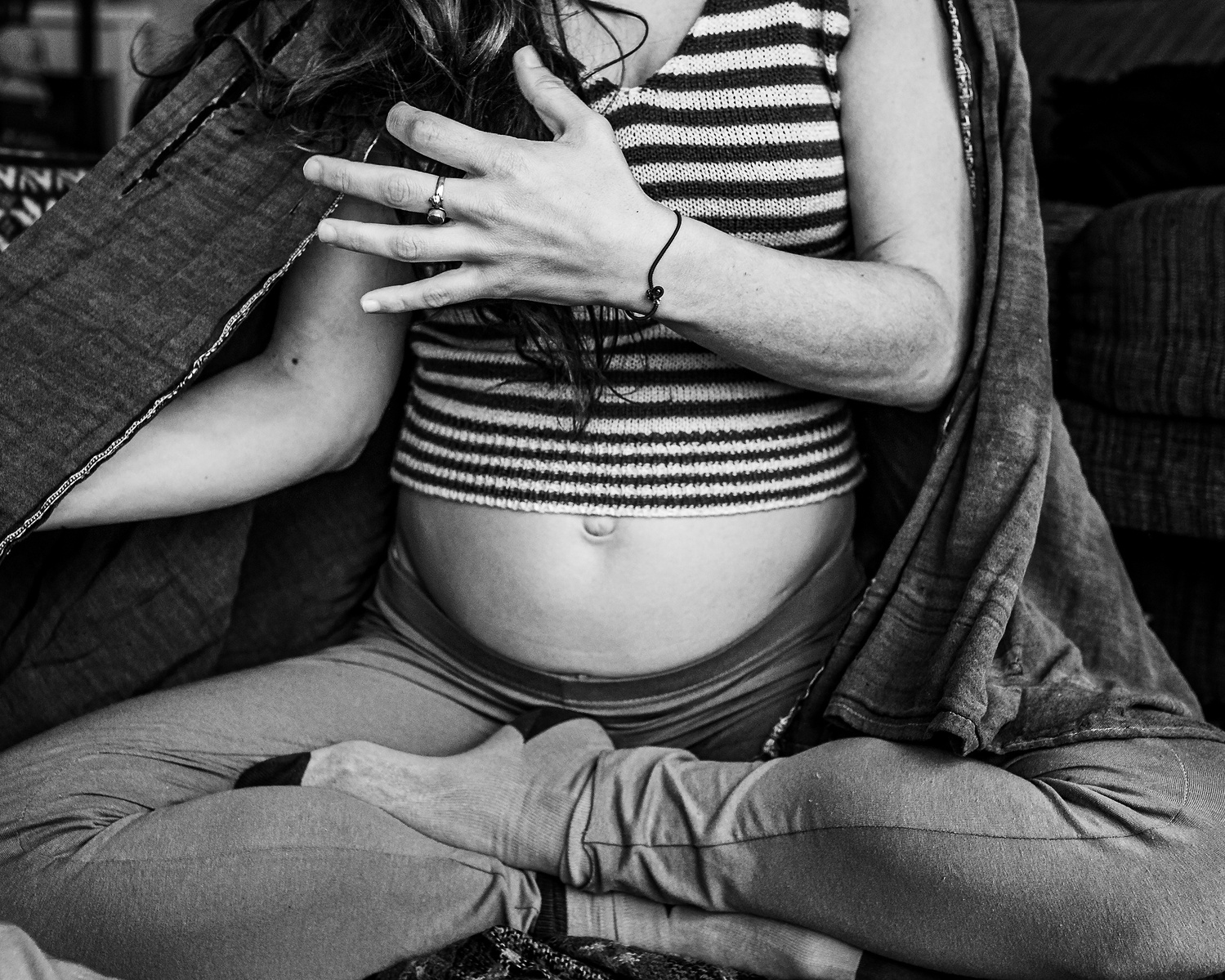 barriga de mama embarazada , girona ciudad, manuela franjou fotografía de embarazo.
