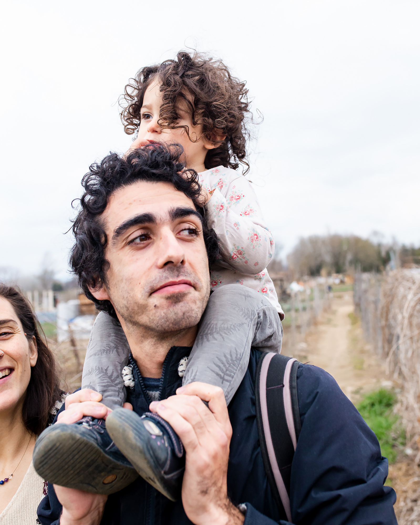 retrato de papa e hija, girona ciudad, manuela franjou fotografía de familia.