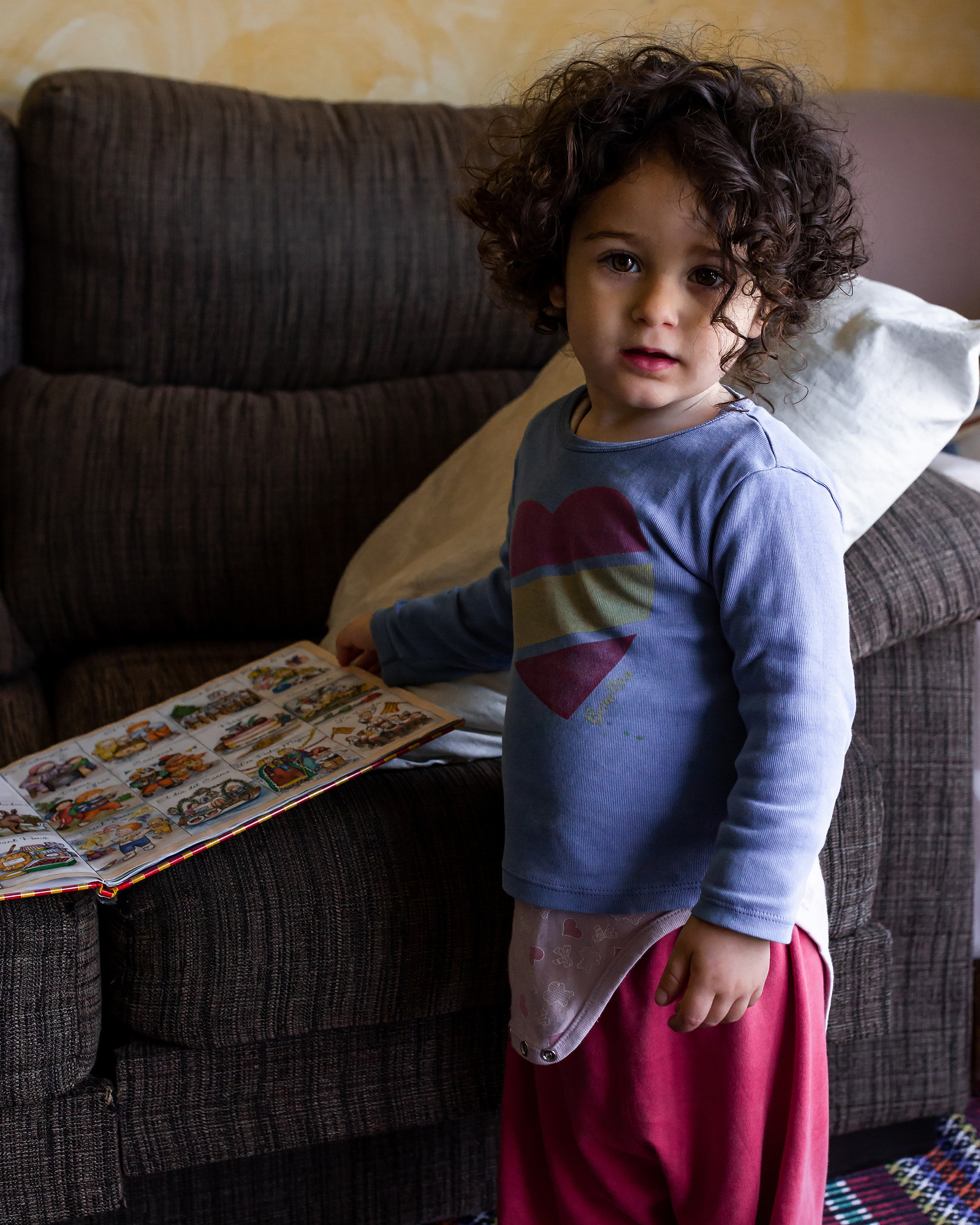 niña con su libro favorito en su apartamento en Girona, cataluña, españa. 
Manuela Franjou, fotografia de familia