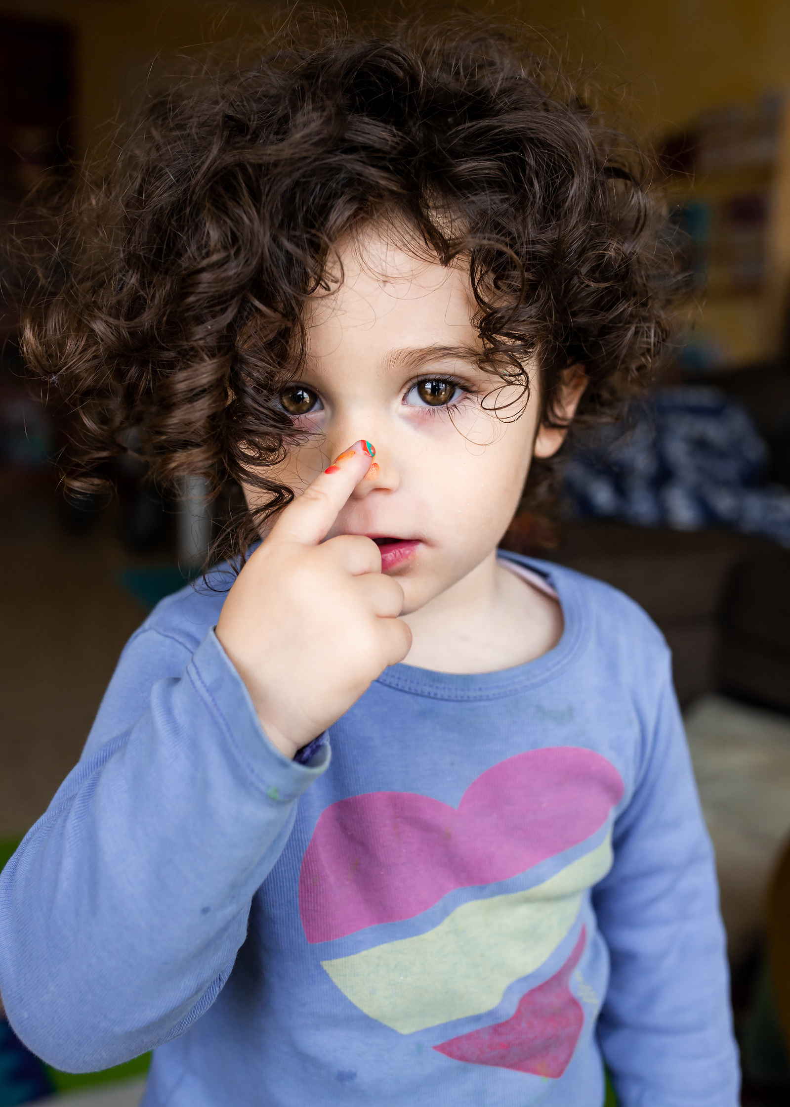 niña pequeña pintándose la nariz, girona ciudad, manuela franjou fotografía de familia.