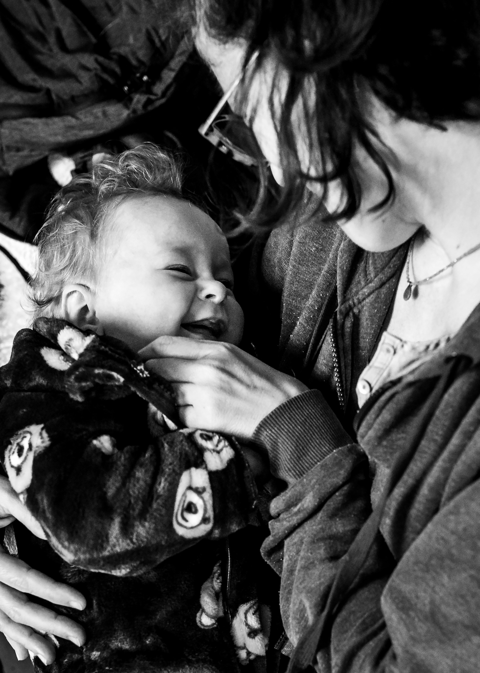 mamá haciendo reír  a su bebé ,  fotografia de familia Manuela Franjou