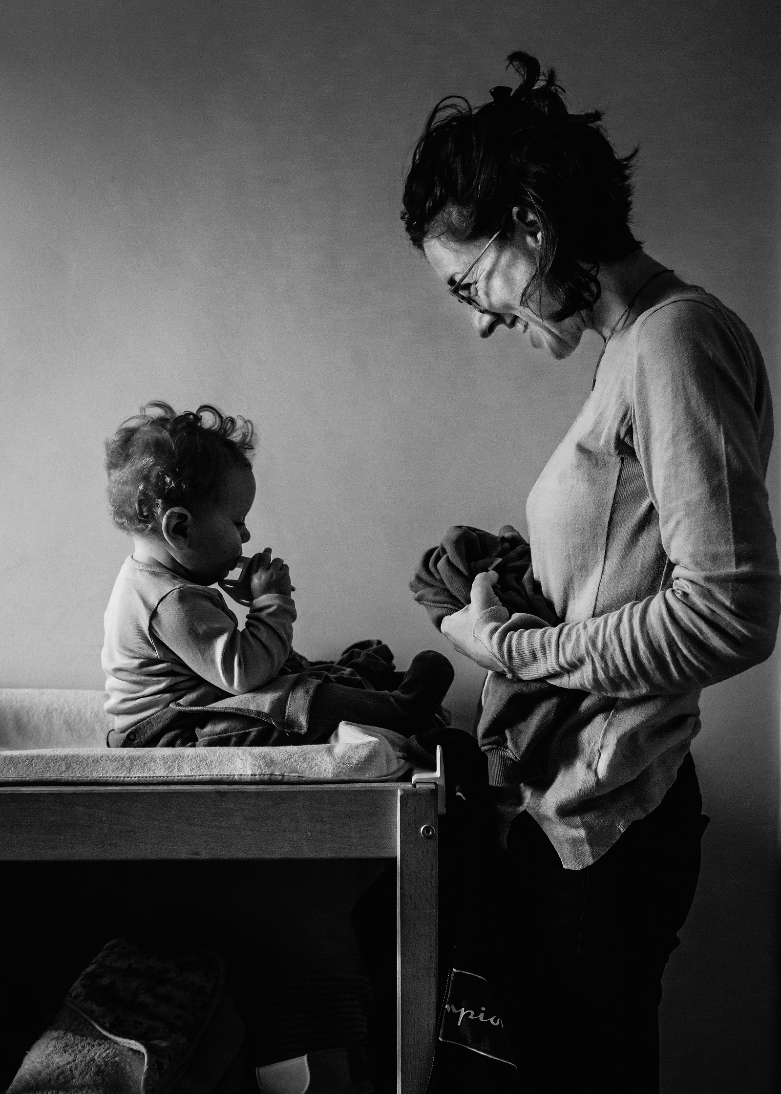 maná vistiendo a su bebe, fotografia de familia Manuela Franjou