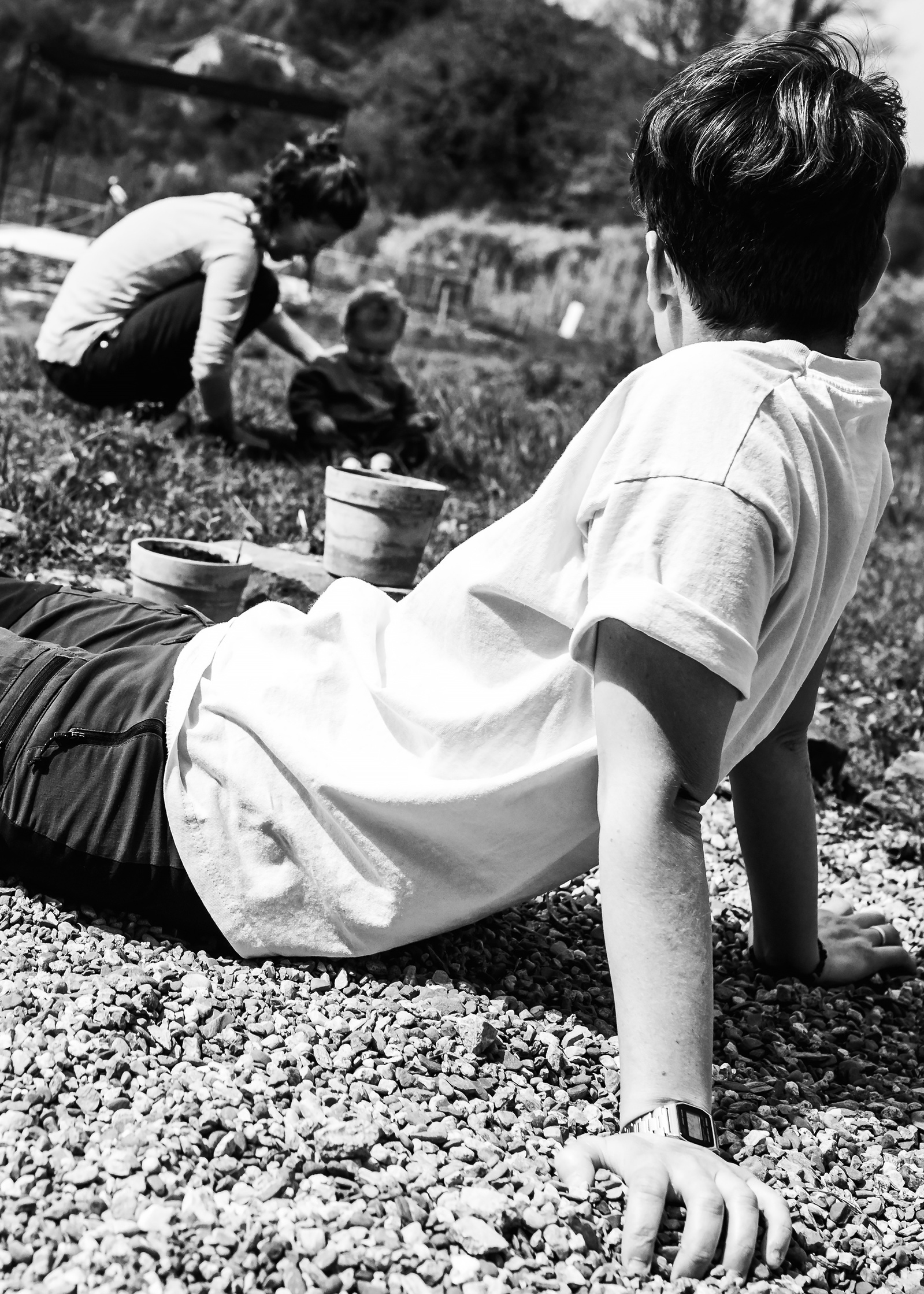mamás jugando con su bebé en el jardín de su casa en Olot, la garrotxa, Manuela Franjou fotografia de familia