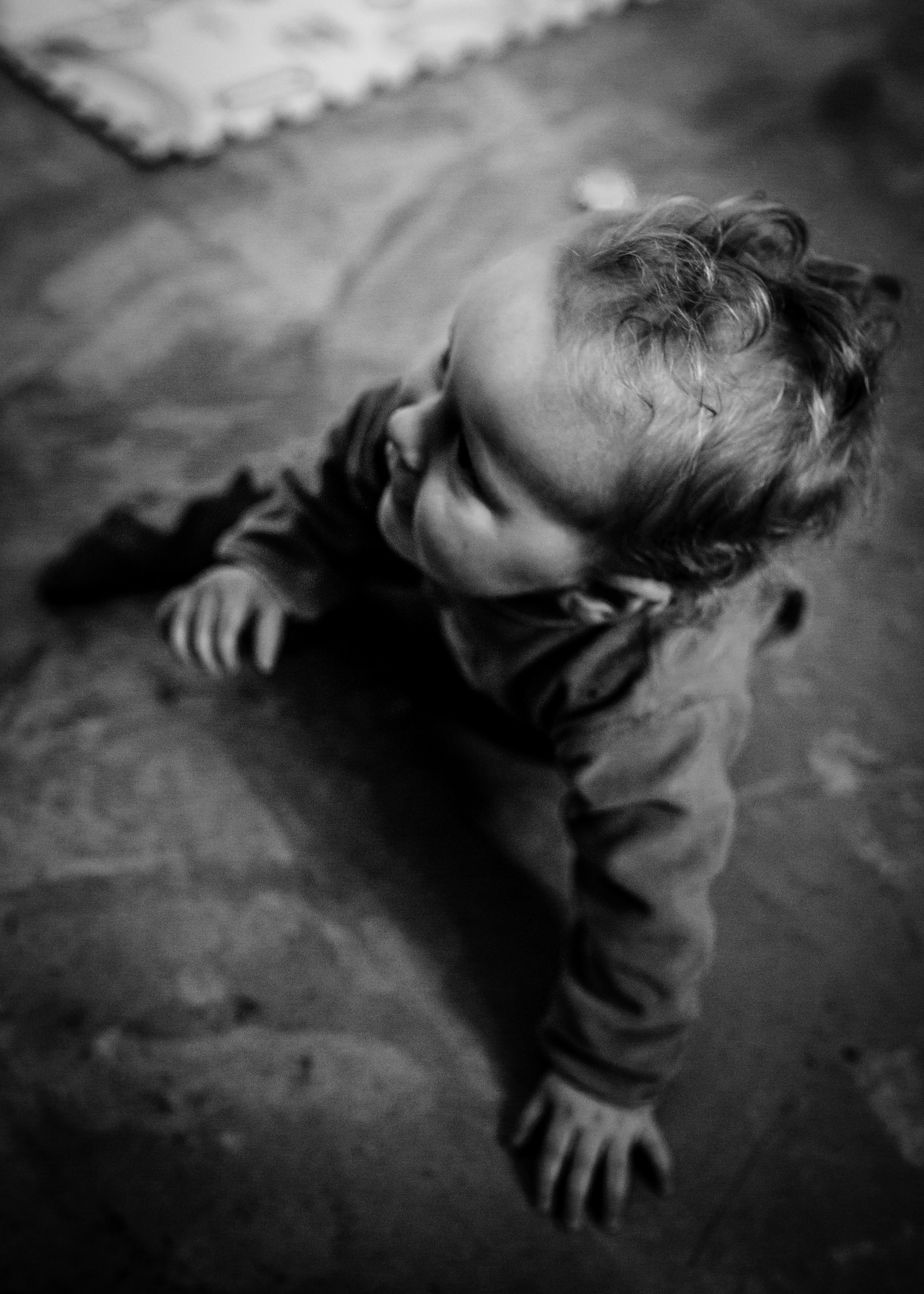 bebé gateando. Manuela Franjou fotografia de familia