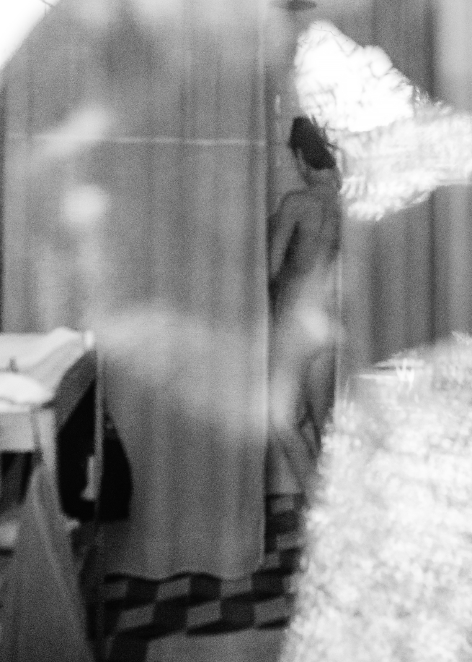 vista de mamá duchándose a través de la ventana con reflejos, Manuela Franjou fotografia de maternidad