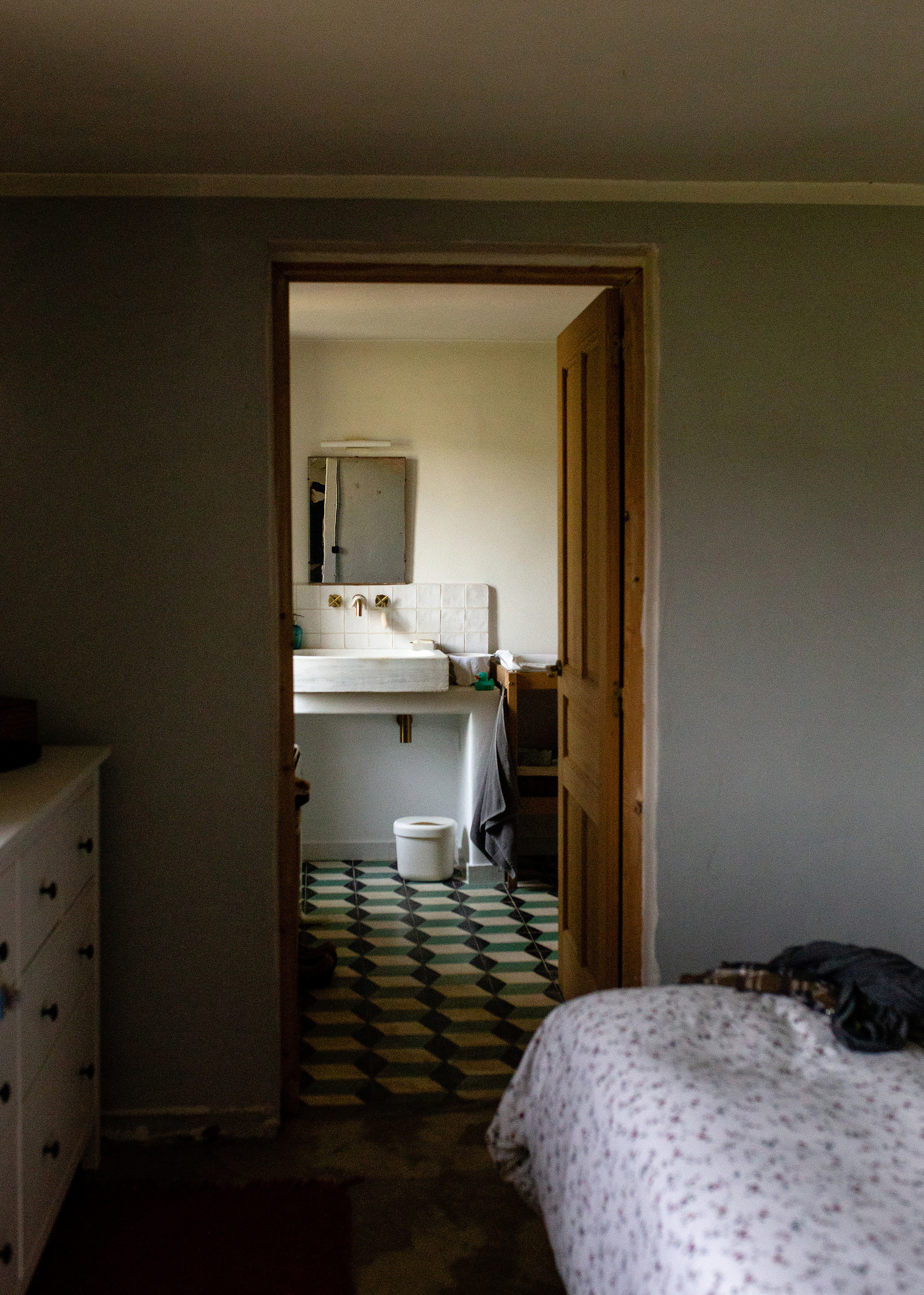 vista de parte de la habitación de dormir y de la sala de baño, Manuela Franjou. fotografia de familia