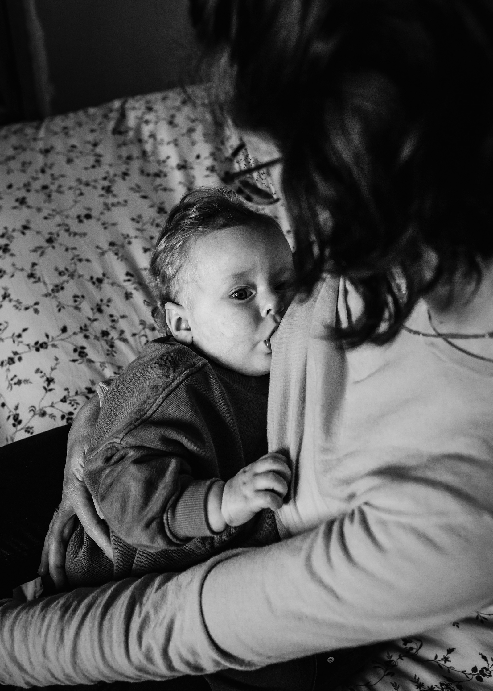 mamá dando pecho a su bebe,  fotografia de lactancia Manuela Franjou