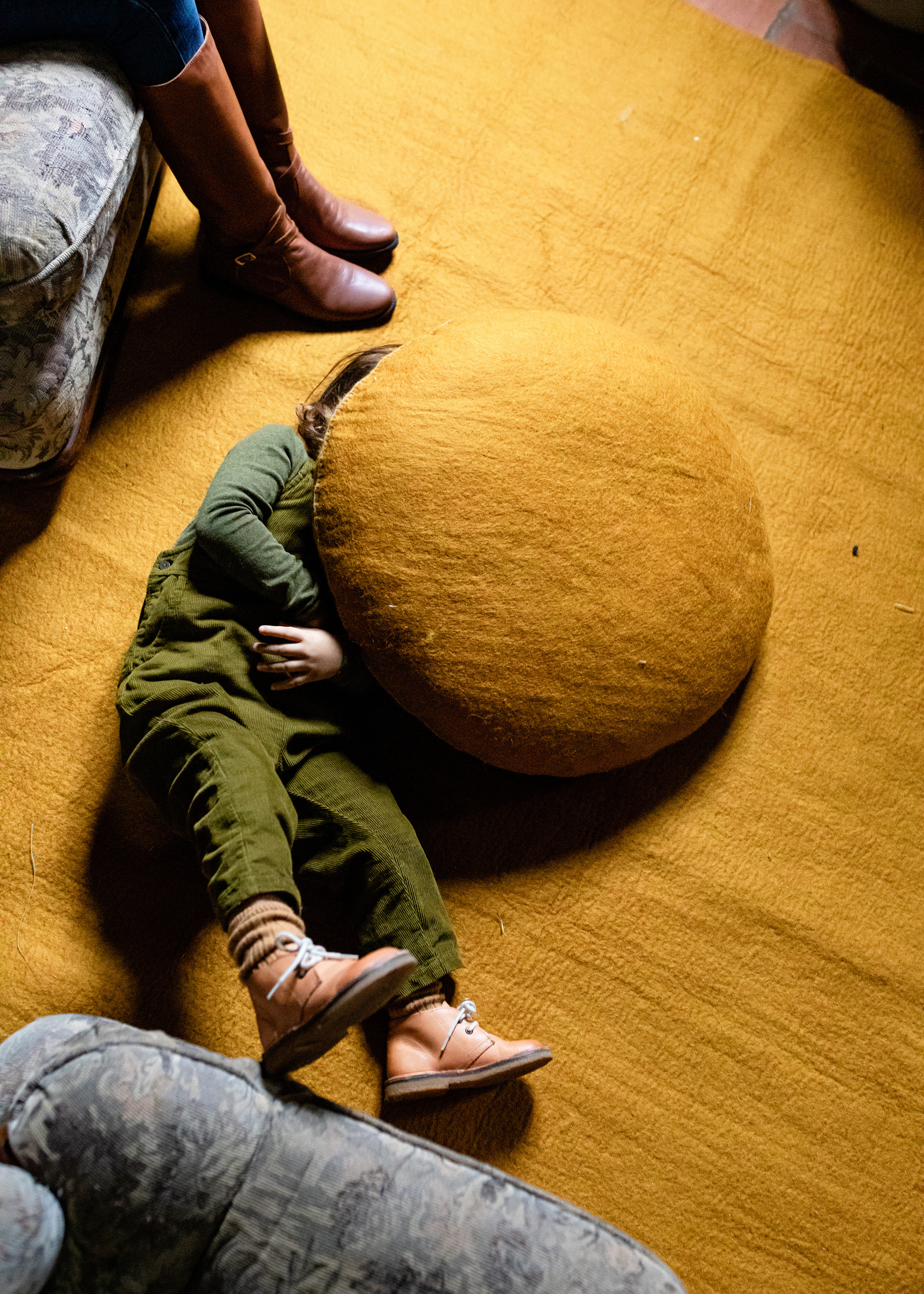 niños jugando en el salón. fotografia para marca de zapatos y alfombras. 
Manuela Franjou fashion and branding photography