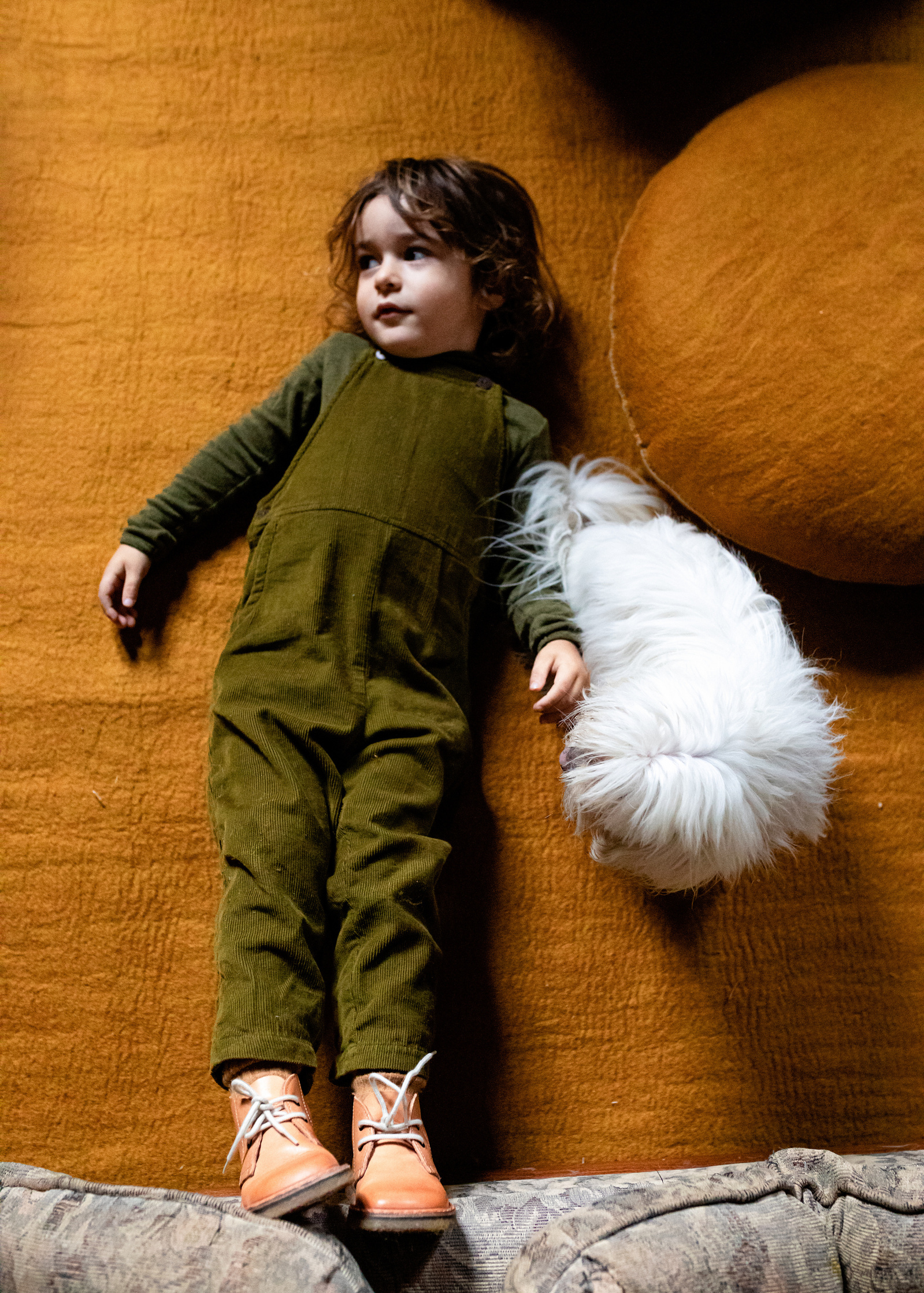niños jugando en el salón. fotografia para marca de zapatos y alfombras. 
Manuela Franjou fashion and branding photography