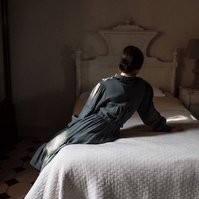 fotografía de una niña reposando en una cama para la campaña FW20-21 para la marca belle chiara inspirada en Vilhelm Hammershøi. at an old house in Vic, Catalonia, spain