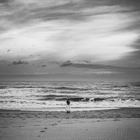 niña caminando hacia la playa del Empordá en invierno