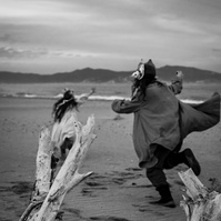 niños juntando a  perseguirse  por la playa del Empordá 