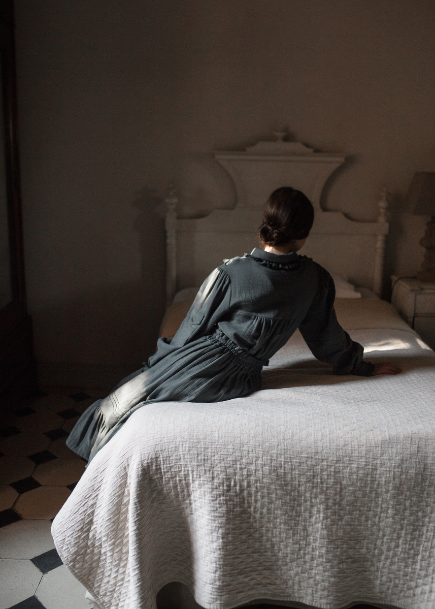 fotografía de una niña reposando en una cama para la campaña FW20-21 para la marca belle chiara inspirada en Vilhelm Hammershøi. at an old house in Vic, Catalonia, spain
