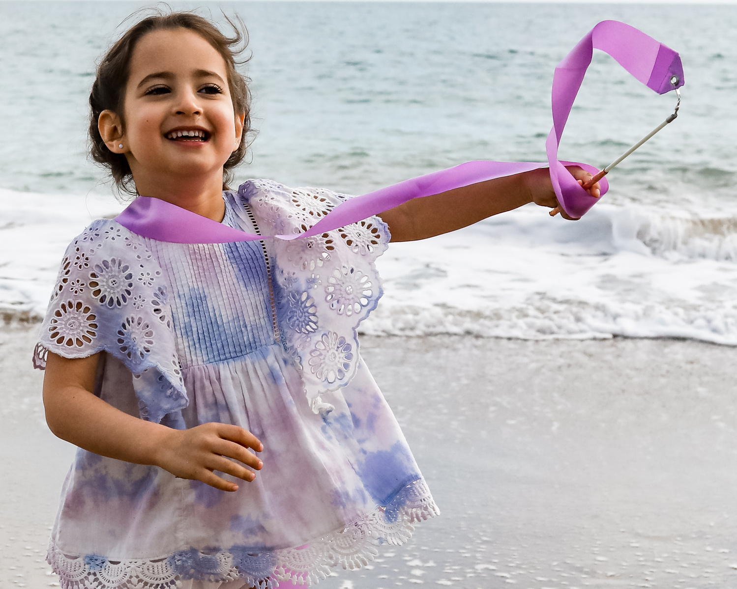 retrato de niña con mar de fondo en la playa las casetas del Garraf en barcelona, españa