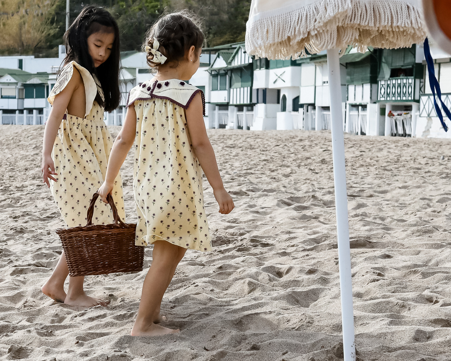 dos niñas con una cesta en les casetas del Garraf en Barcelona, españa