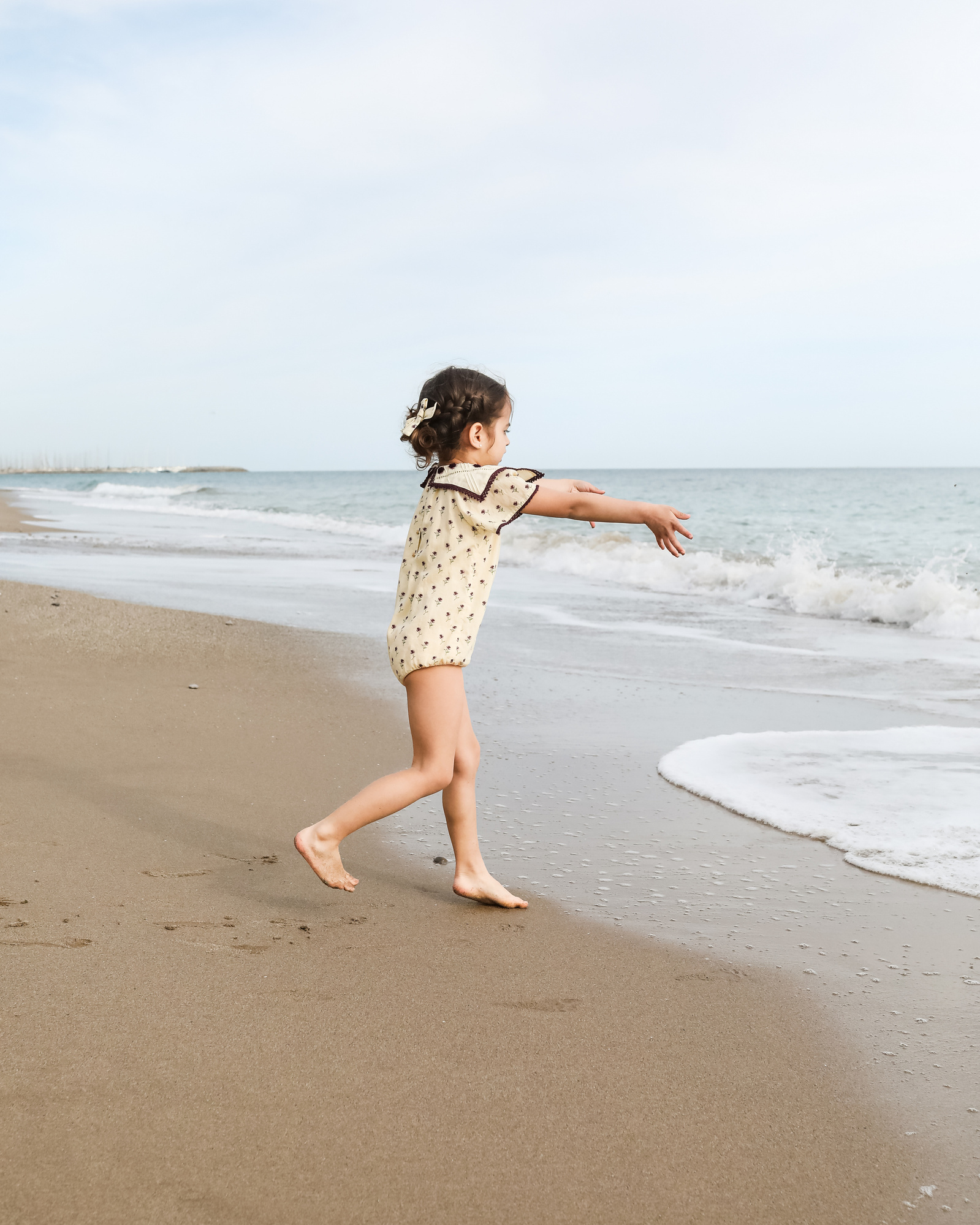 niña en la orilla del mar de les casetas del Garraf en Barcelona, españa