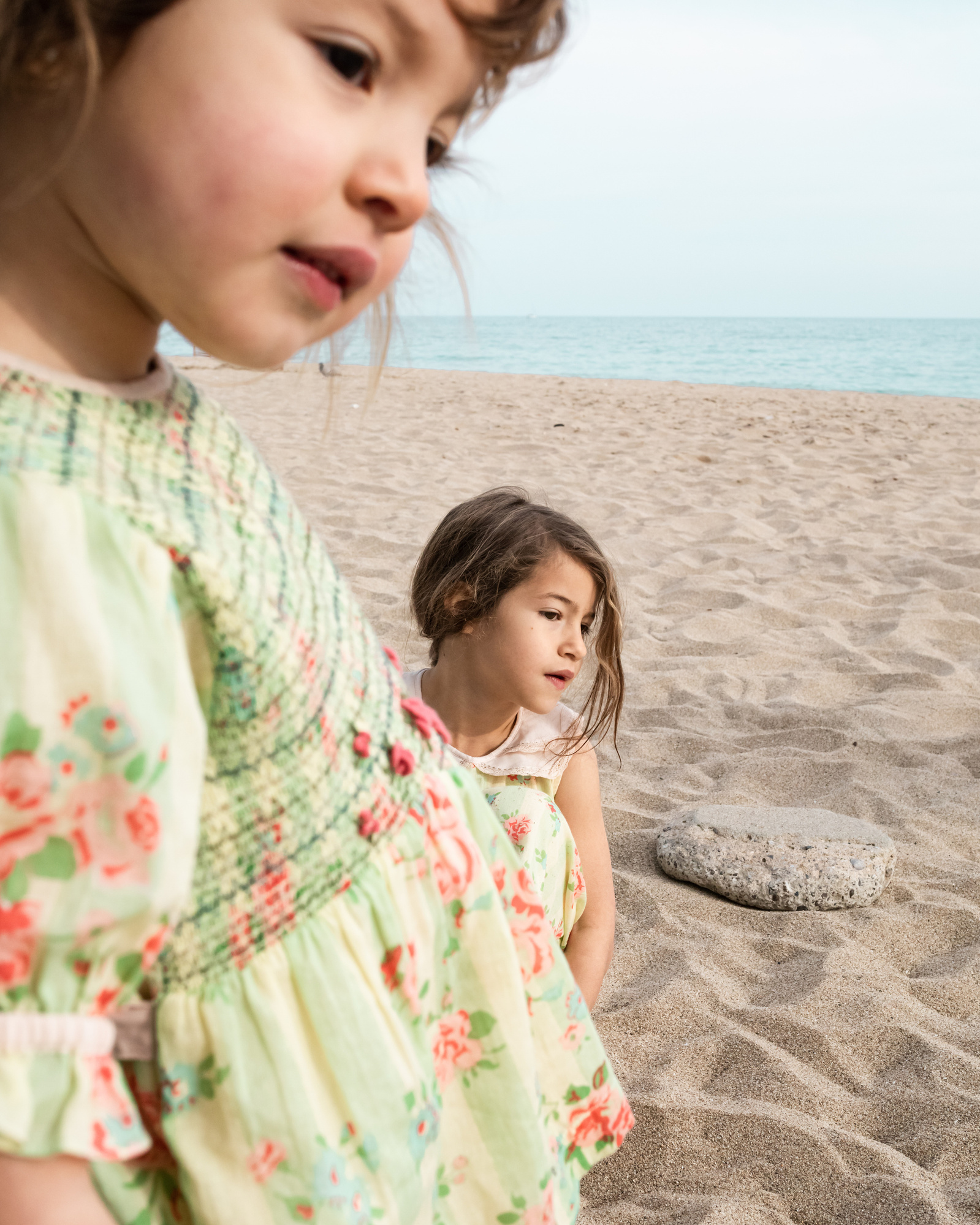 dos niñas jugando en la playa las casetas del Garraf en barcelona, españa