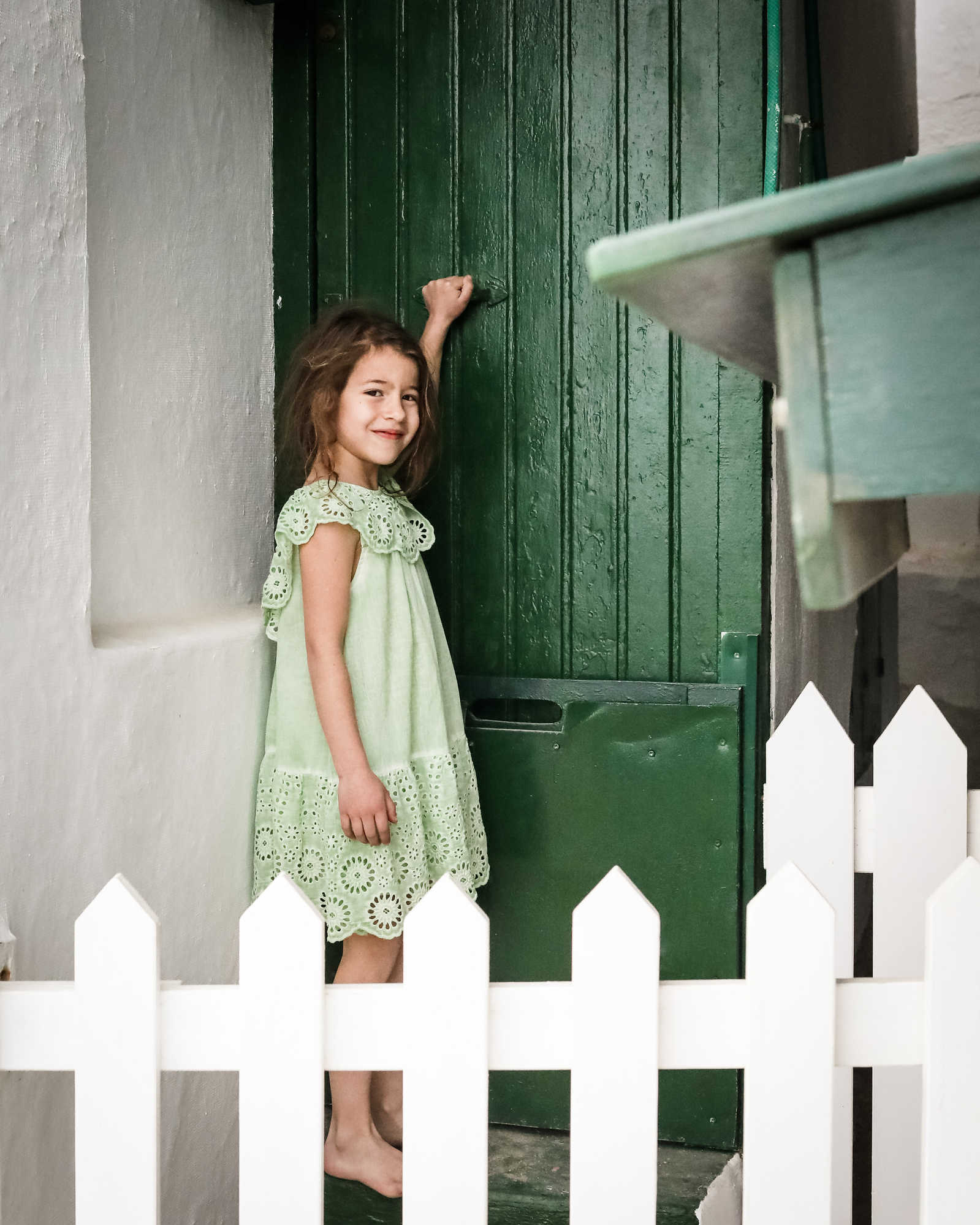 niña abriendo una puerta de les casetas del Garraf en Barcelona, españa