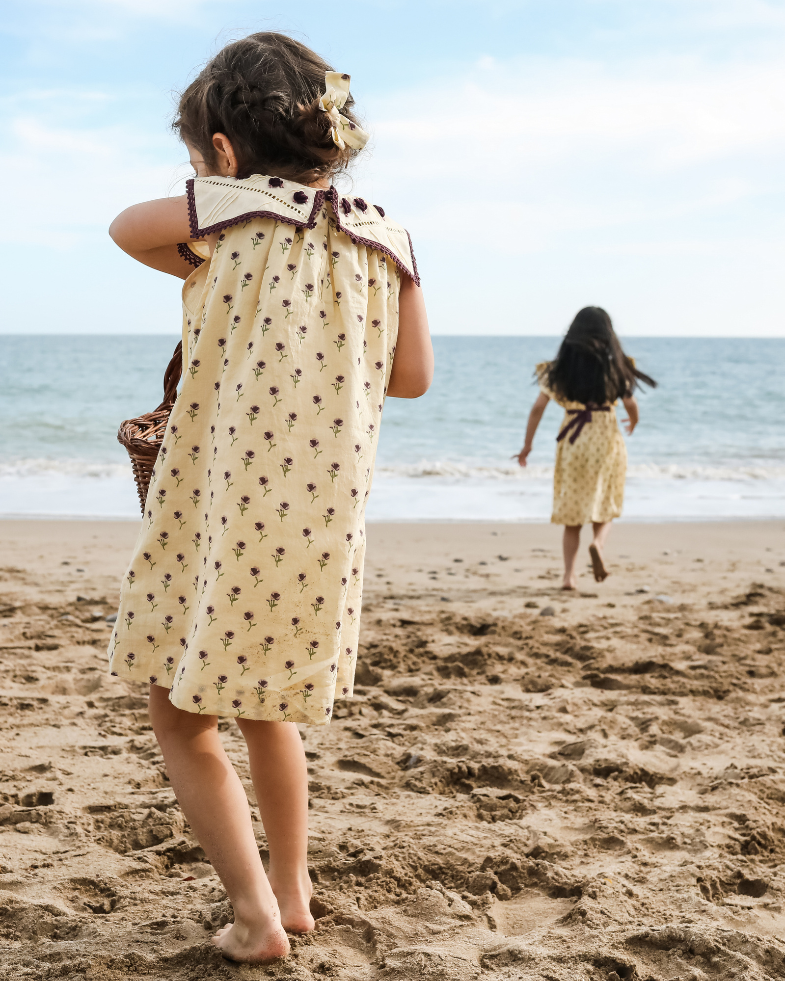 dos niñas se acercan al mar de les casetas del Garraf en Barcelona, españa