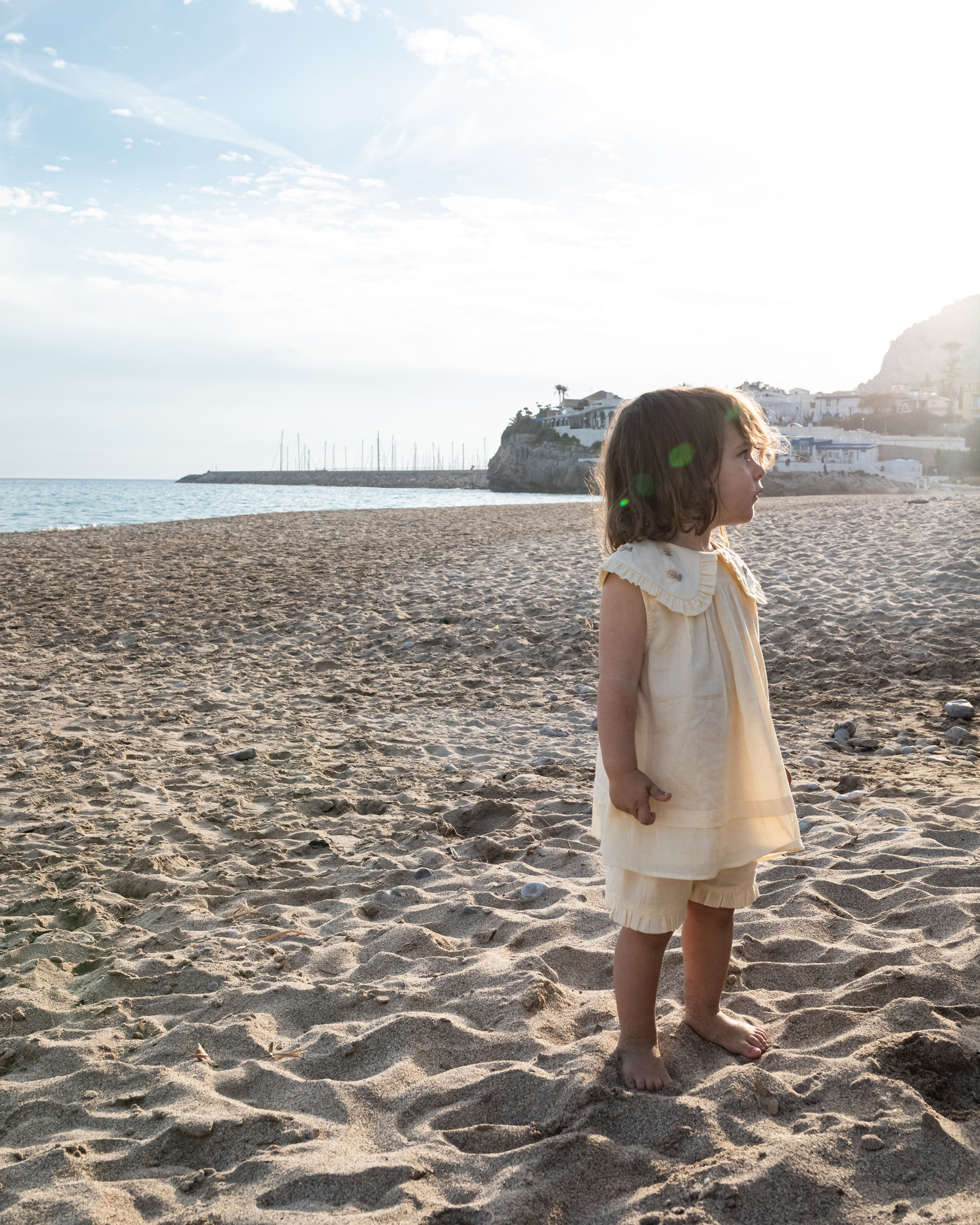 peque  en la playa las casetas del Garraf en barcelona, españa