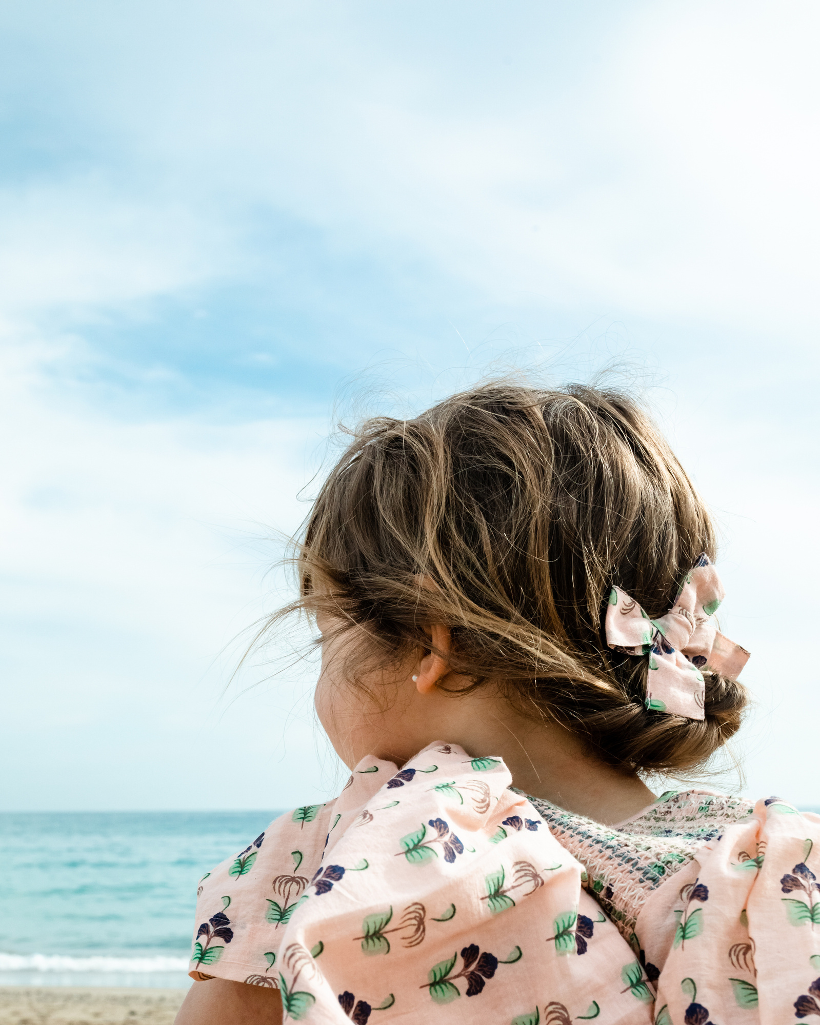 retrato de niña mirando al mar  en la playa las casetas del Garraf en barcelona, españa