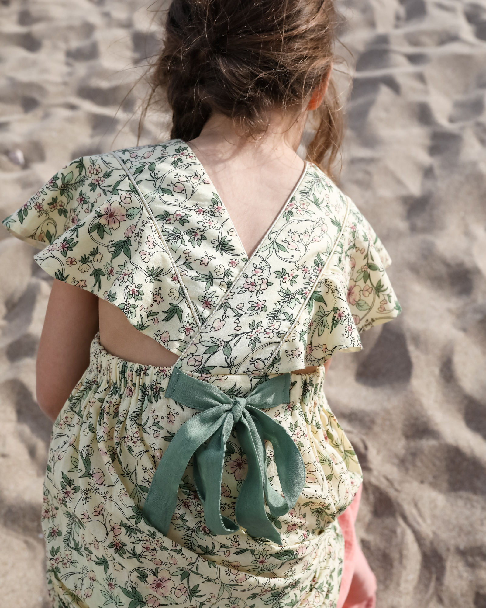 detalle de vestido de niña en la playa las casetas del Garraf en barcelona, españa