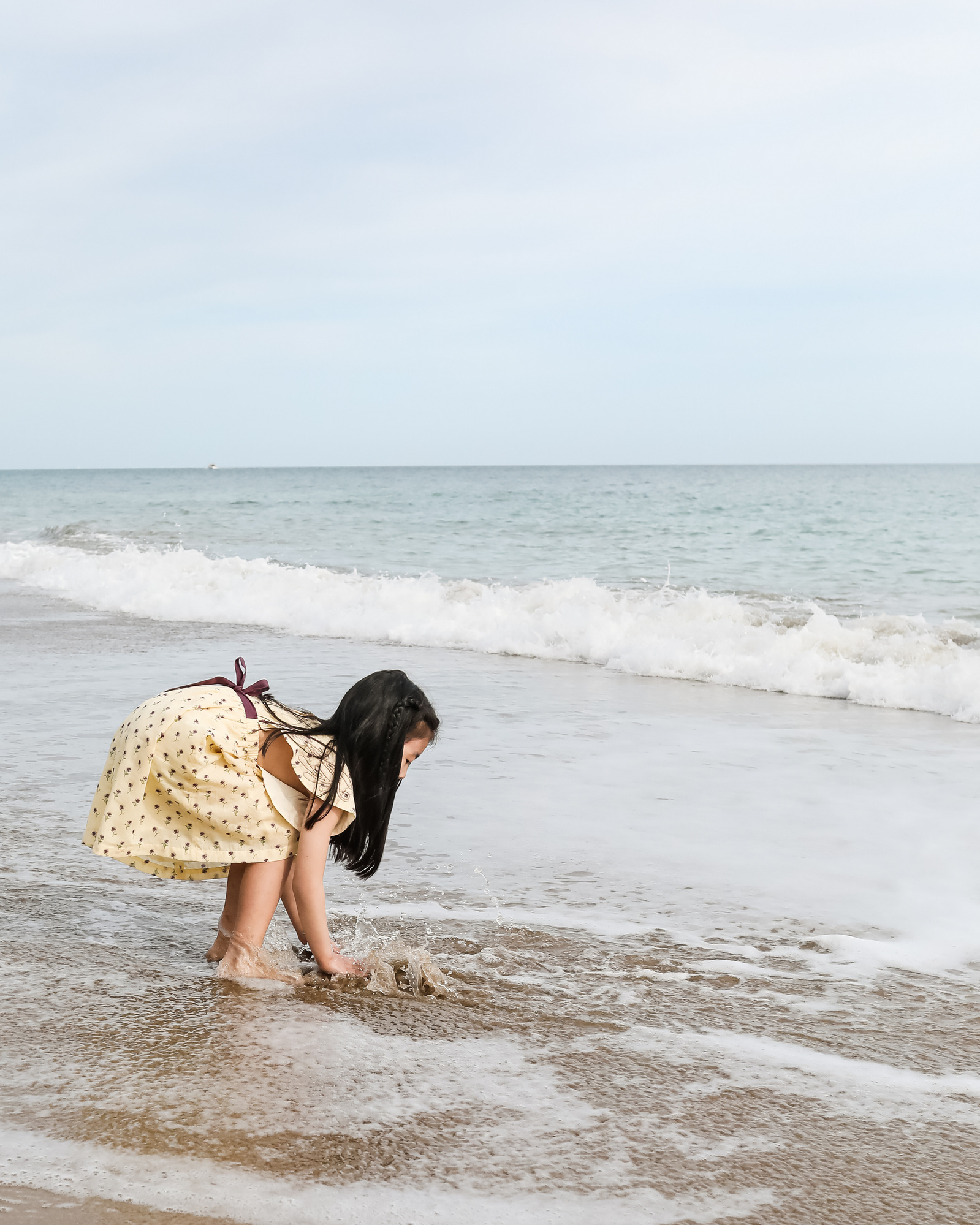niña en la orilla del mar de les casetas del Garraf en Barcelona, españa