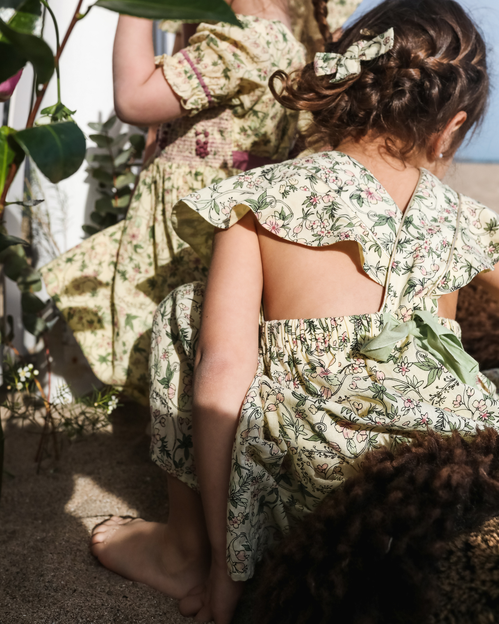 detalles de vestidos de niñas en la playa de les casetas del Garraf en Barcelona, españa
