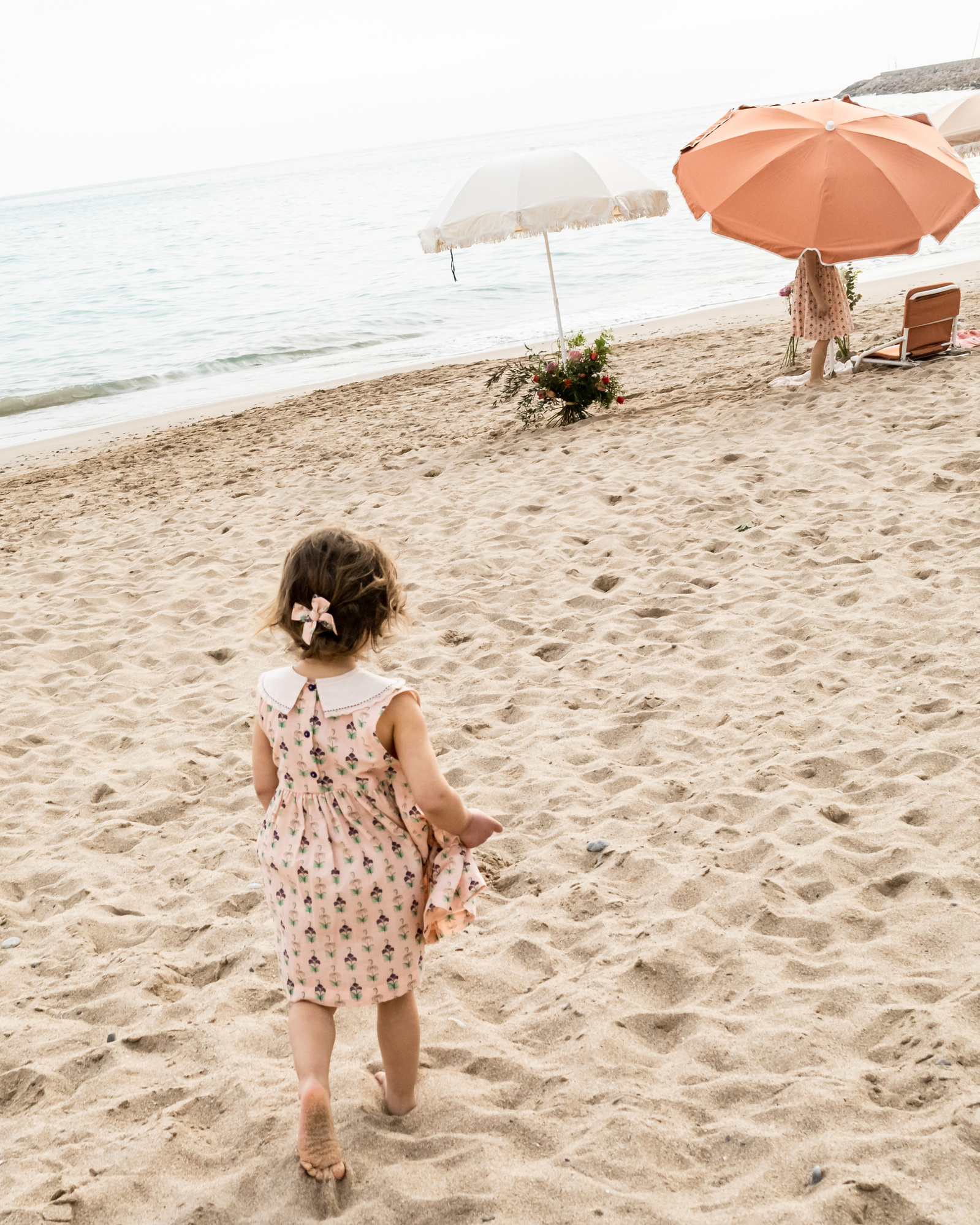 niña corriendo  en la playa las casetas del Garraf en barcelona, españa