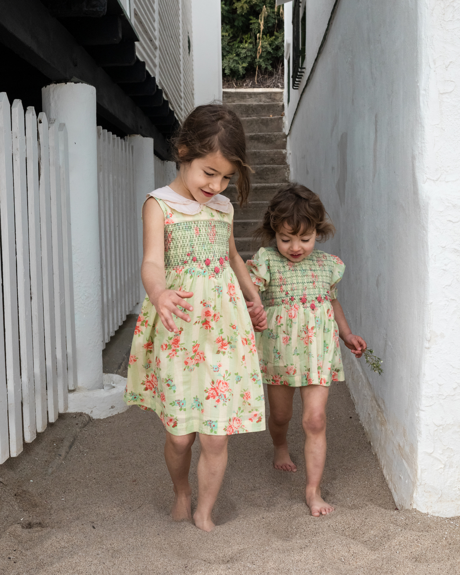 dos niñas de la mano  en la playa las casetas del Garraf en barcelona, españa