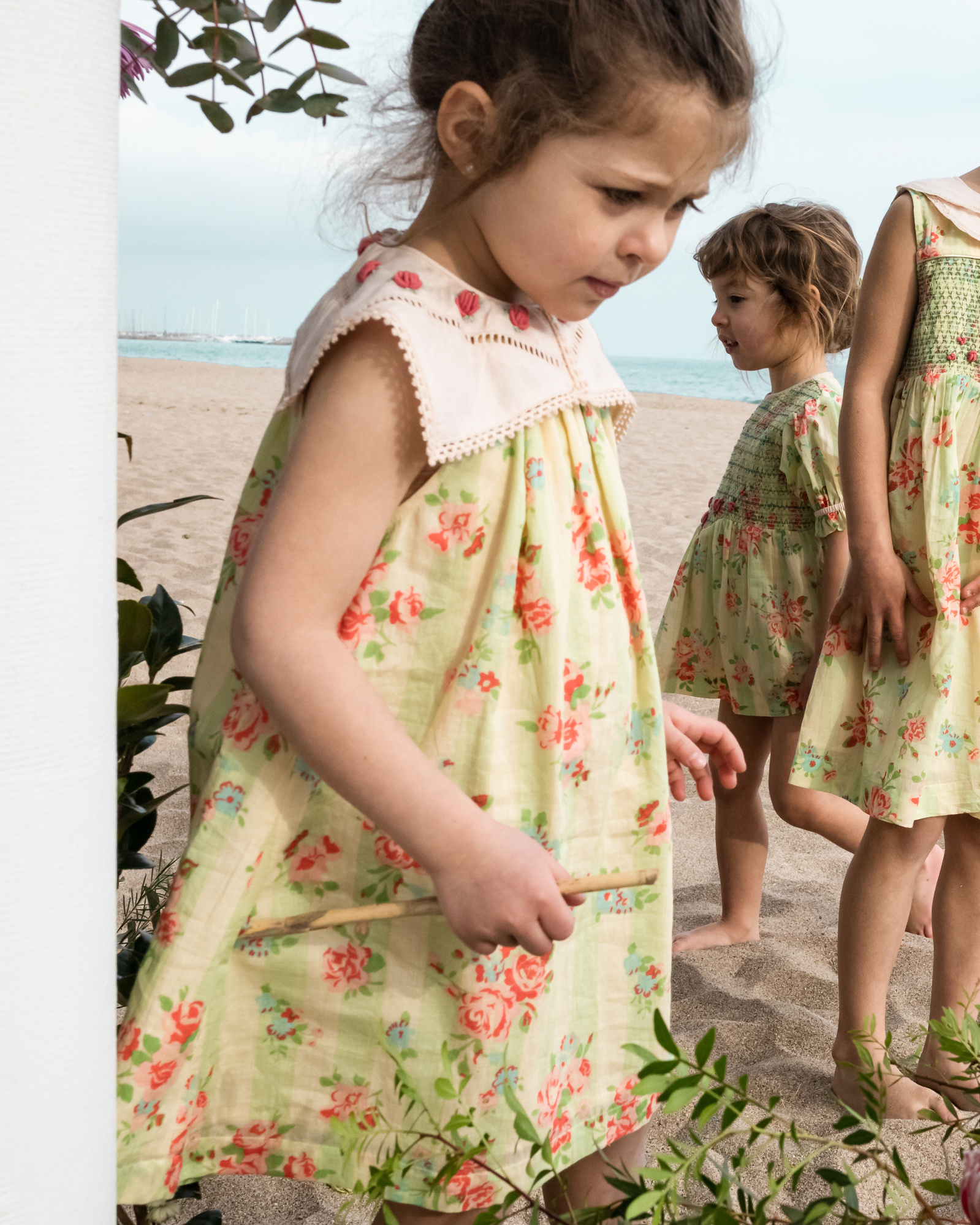 tres niñas   en la playa las casetas del Garraf en barcelona, españa