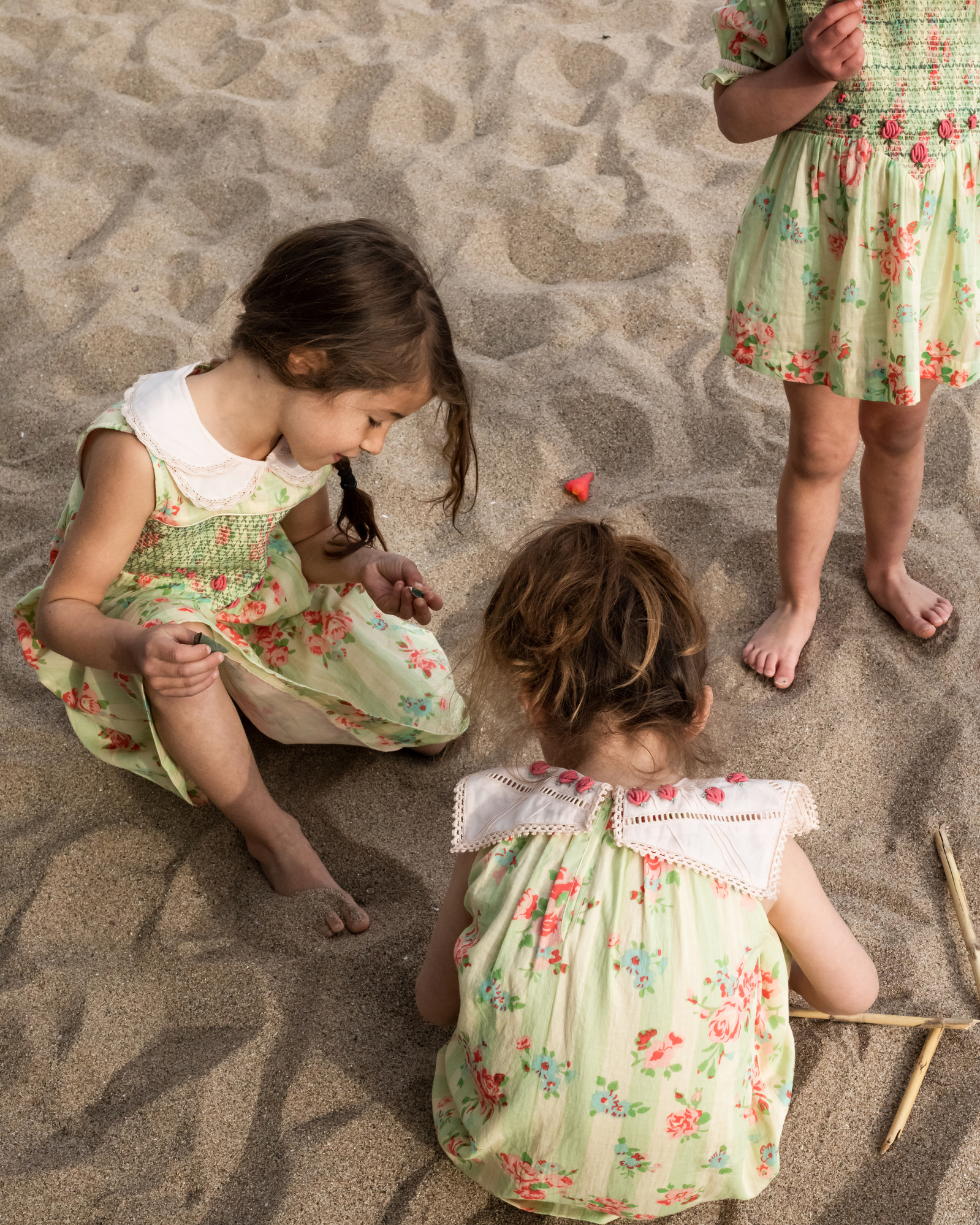 tres niña en la arena  en la playa las casetas del Garraf en barcelona, españa