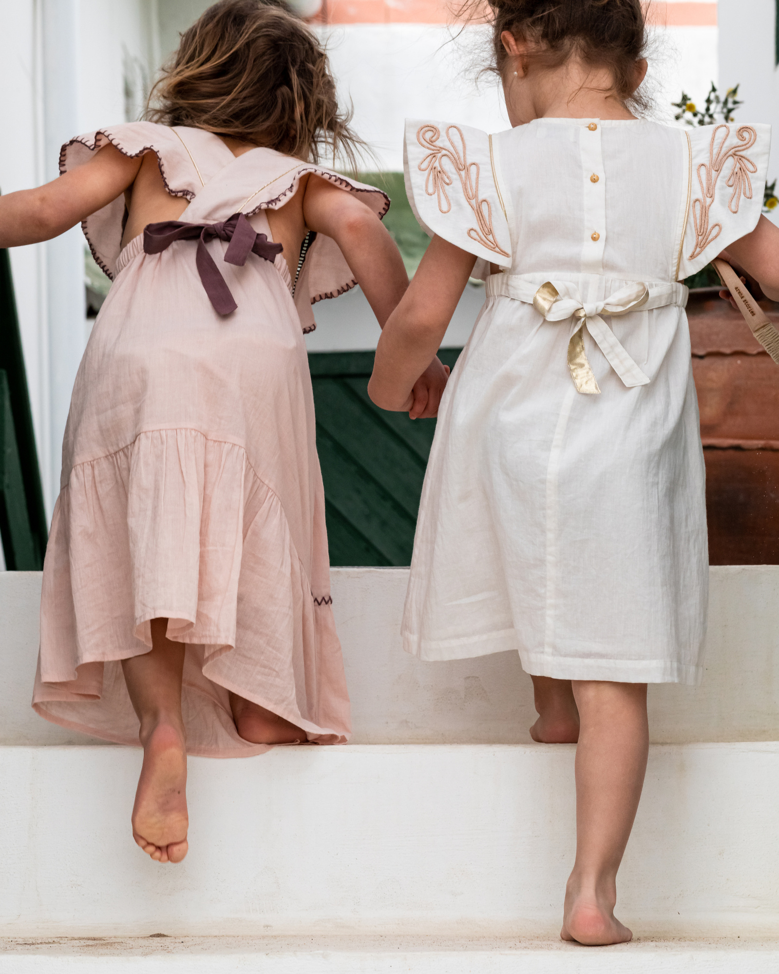 dos niñas de la mano en la playa las casetas del Garraf en barcelona, españa