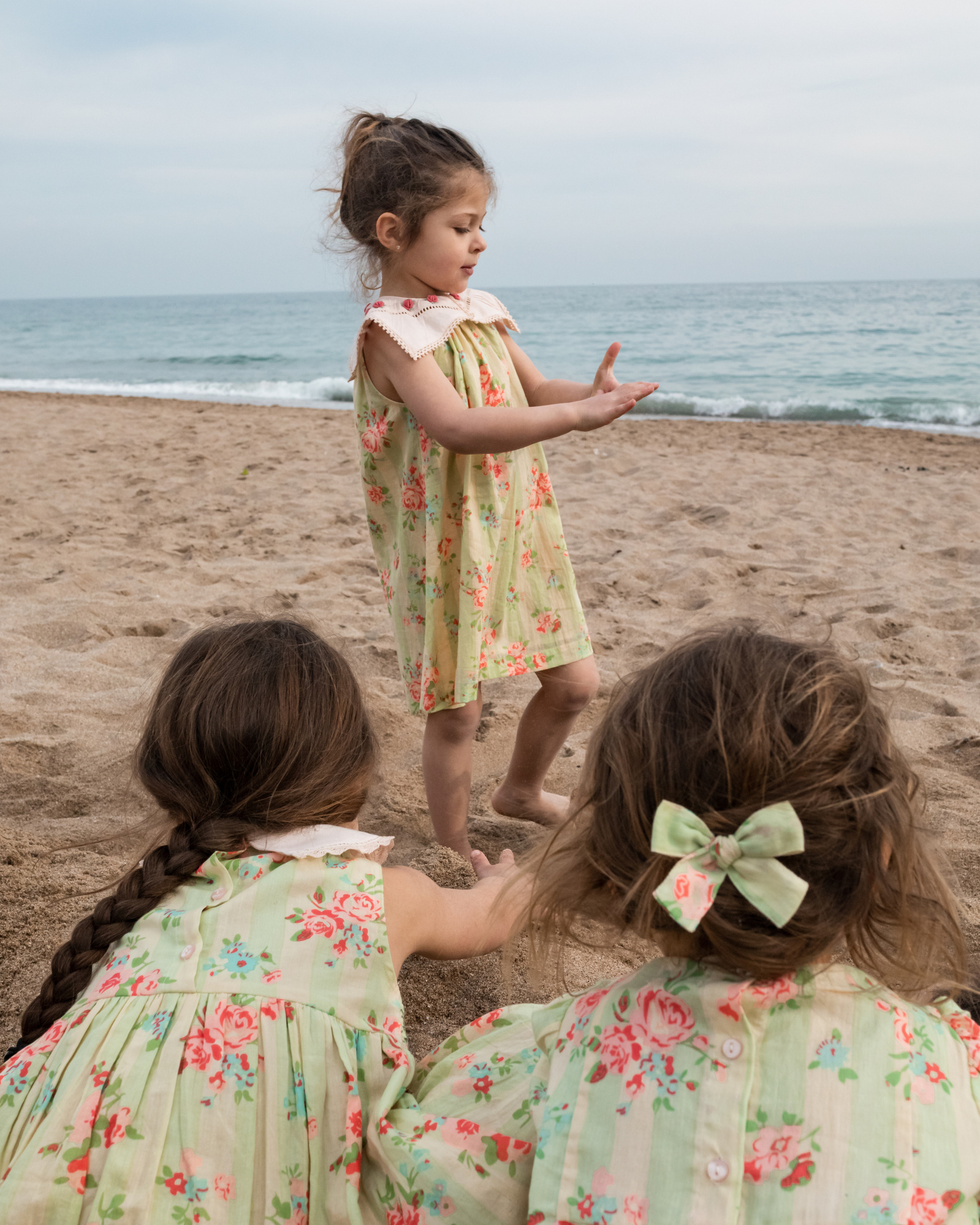 tres niñas  en la playa las casetas del Garraf en barcelona, españa