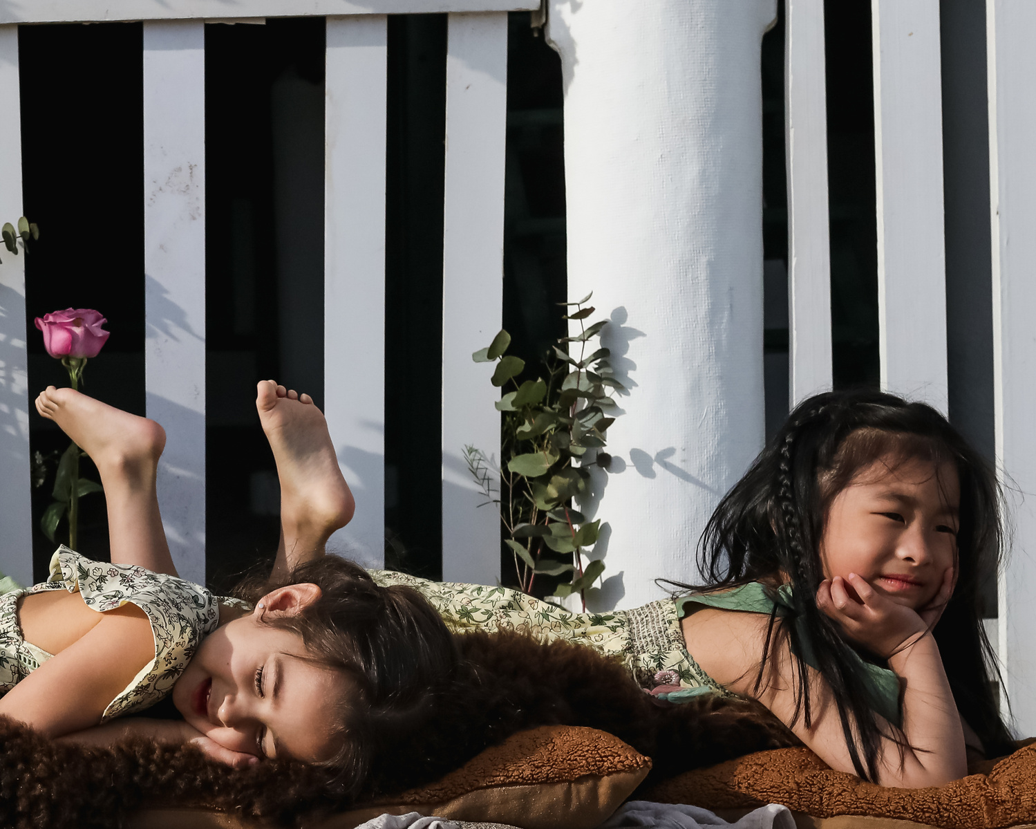 niñas estiradas  en la arena en la playa de les casetas del Garraf en Barcelona, españa