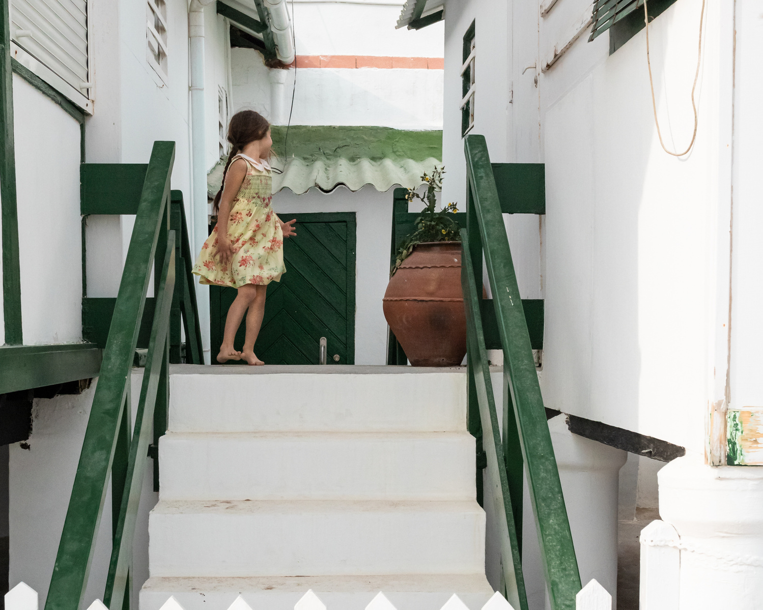 niña corriendo por escaleras  en la playa las casetas del Garraf en barcelona, españa