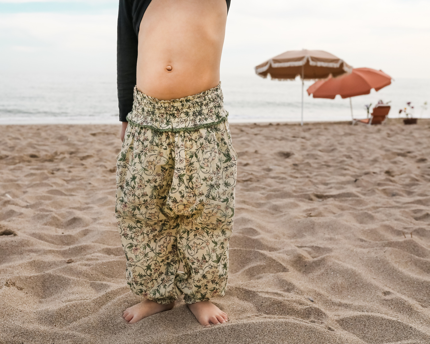 detalle de pantalón de niña en la playa las casetas del Garraf en barcelona, españa