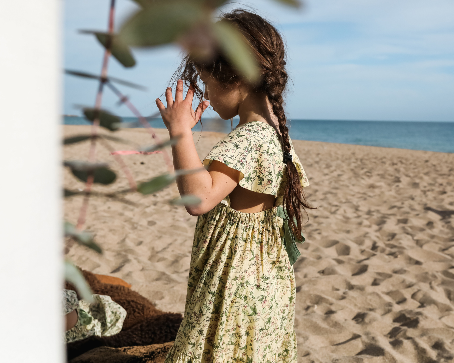 detalles de vestido de niñas en la playa de les casetas del Garraf en Barcelona, españa