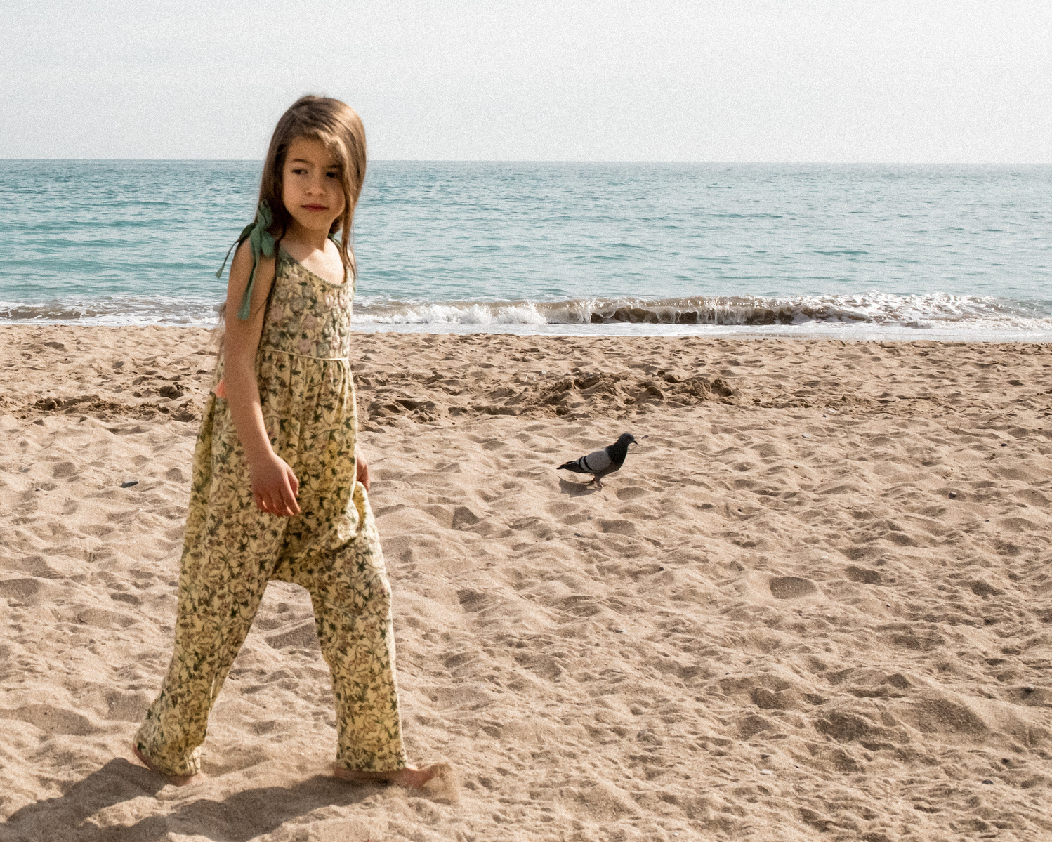 niña caminando en la playa las casetas del Garraf en barcelona, españa