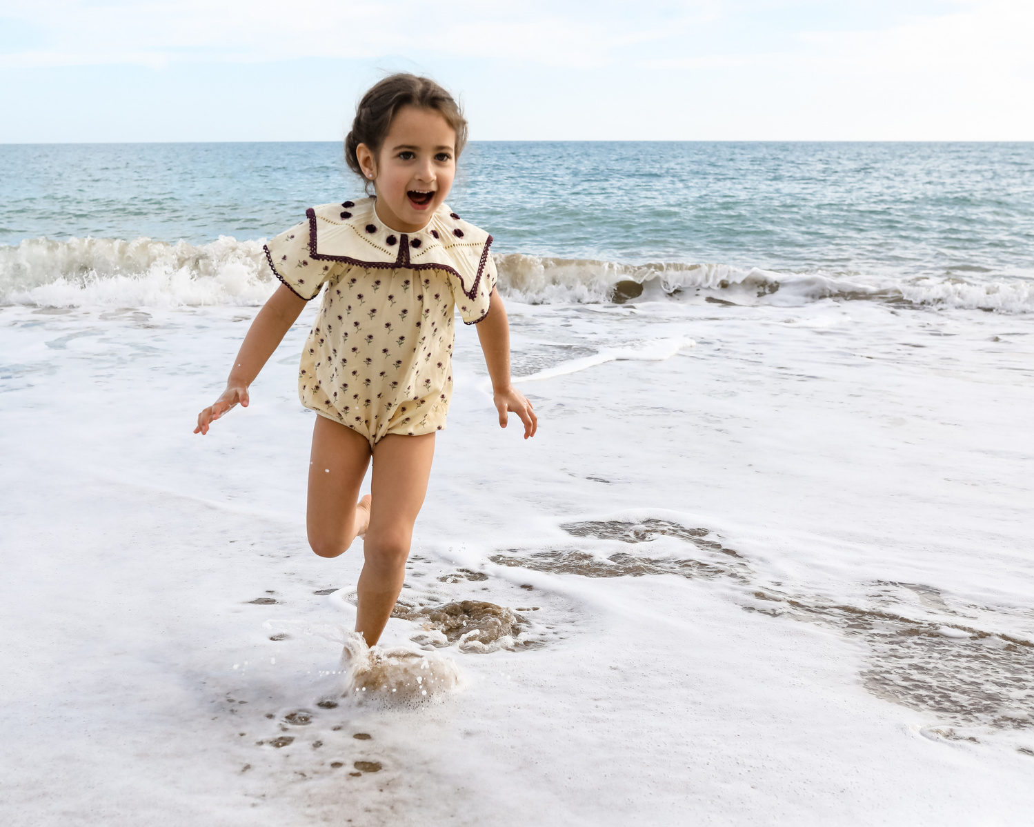 niña jugando en el mar la playa de les casetas del Garraf en Barcelona, españa