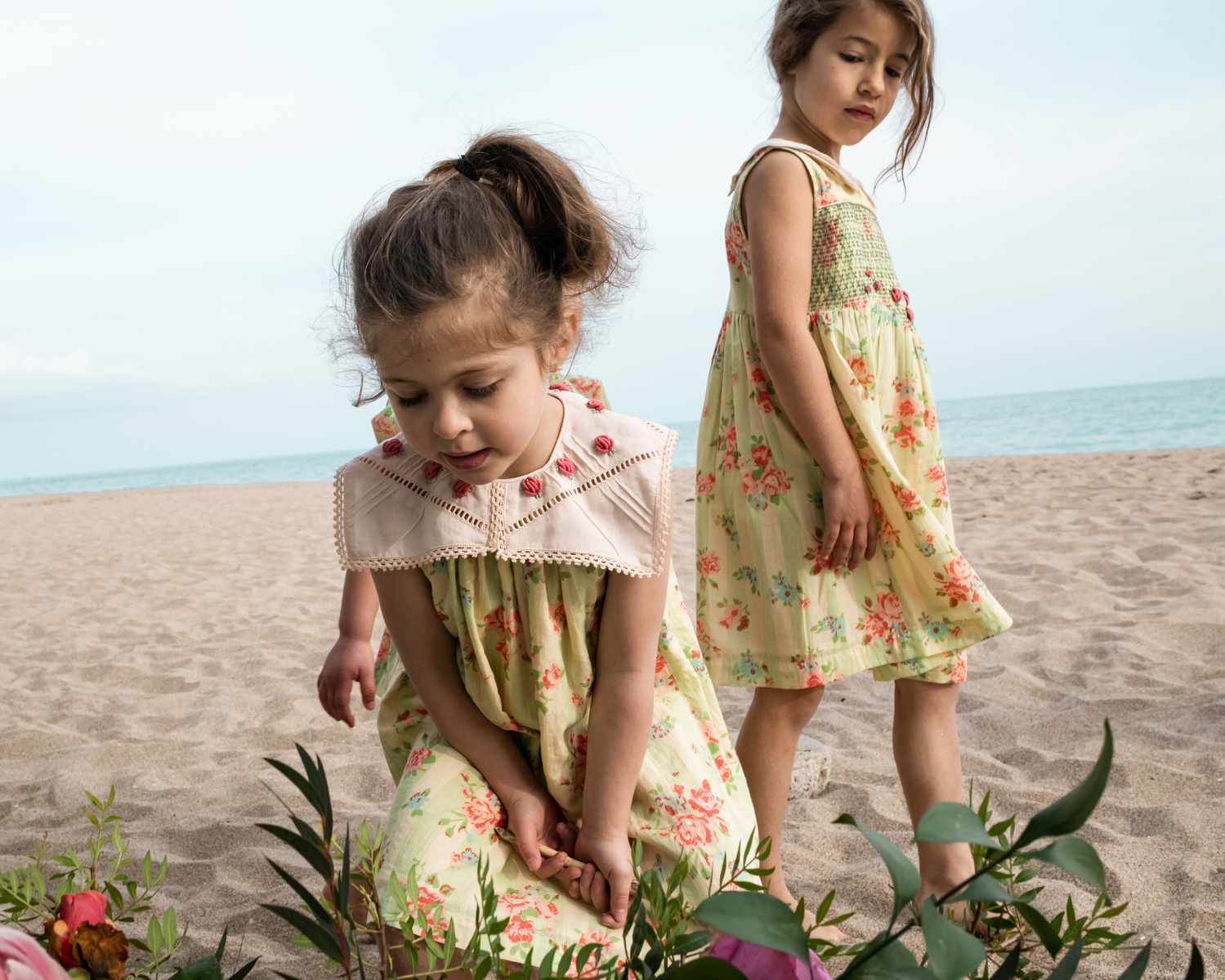 dos niñas  en la playa las casetas del Garraf en barcelona, españa