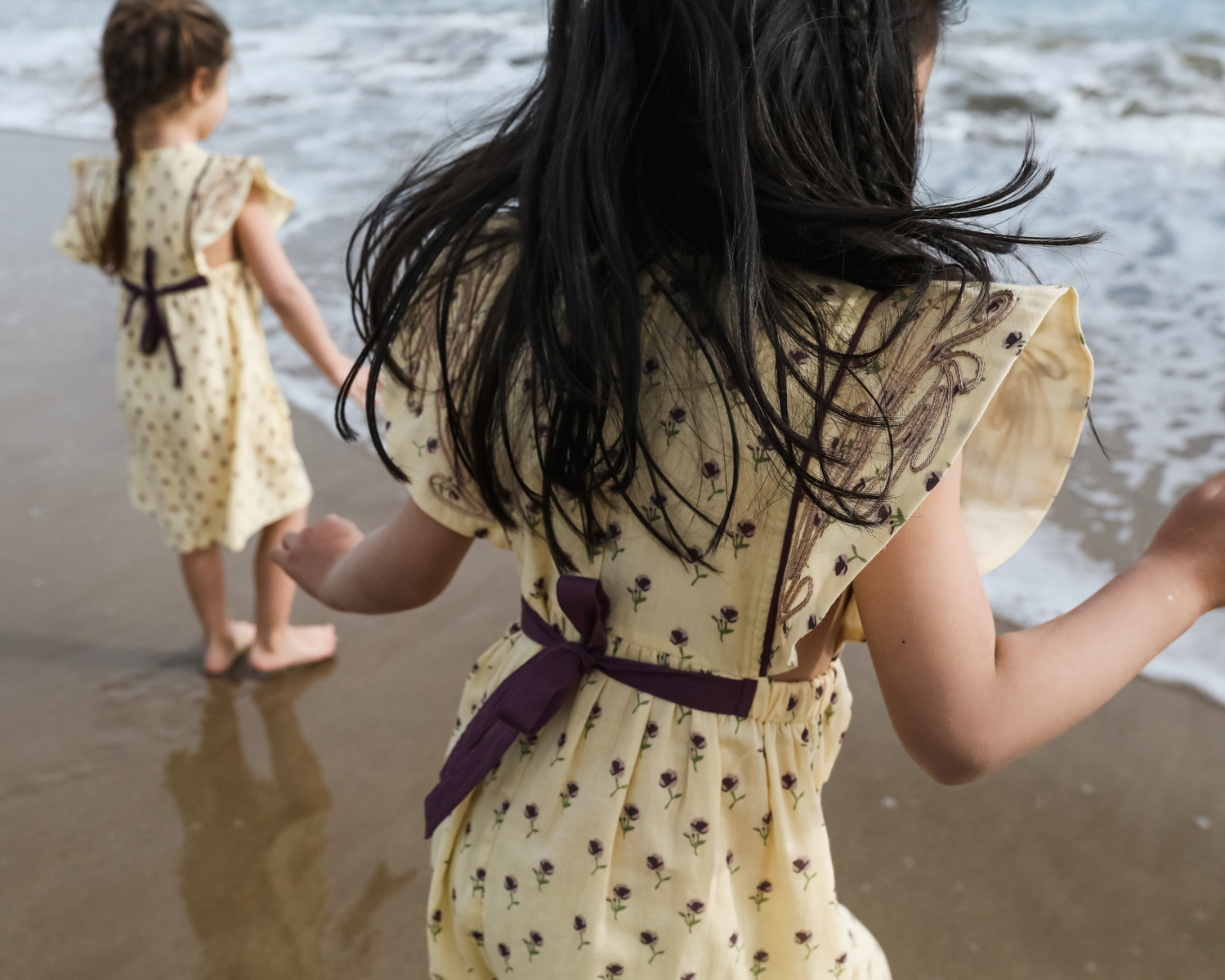 dos niñas en la orilla del mar de les casetas del Garraf en Barcelona, españa