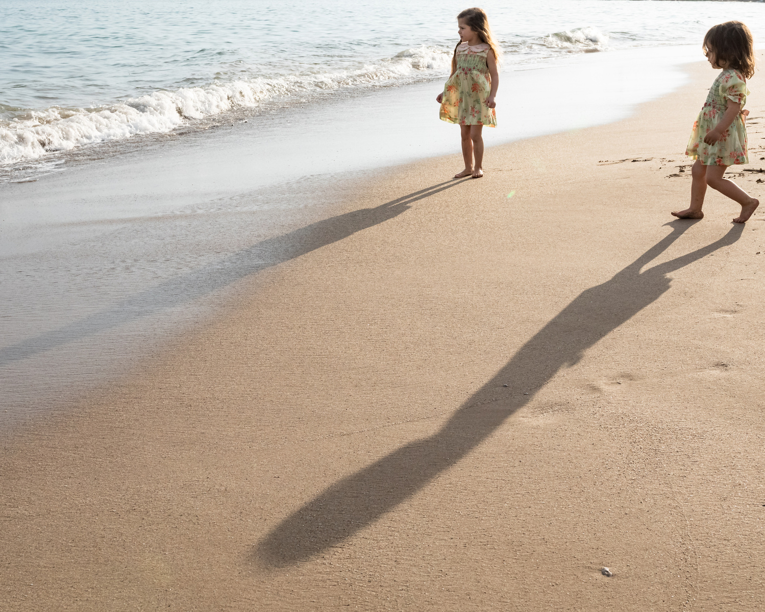 dos niñas en el atardecer  en la playa las casetas del Garraf en barcelona, españa